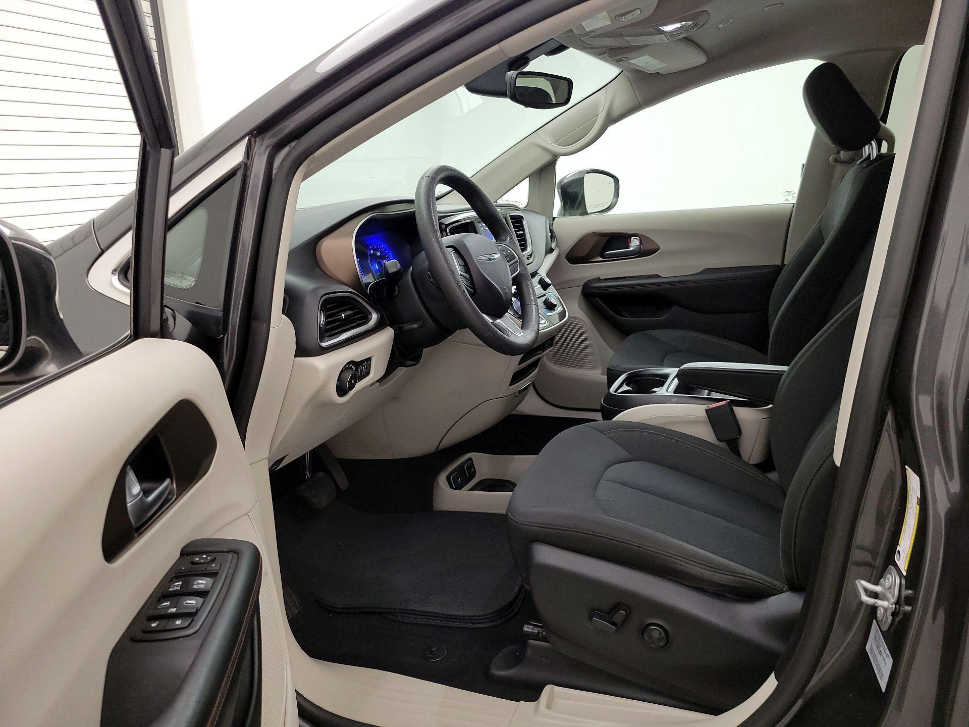 Thumbnail: 2018 Chrysler Pacifica - 11