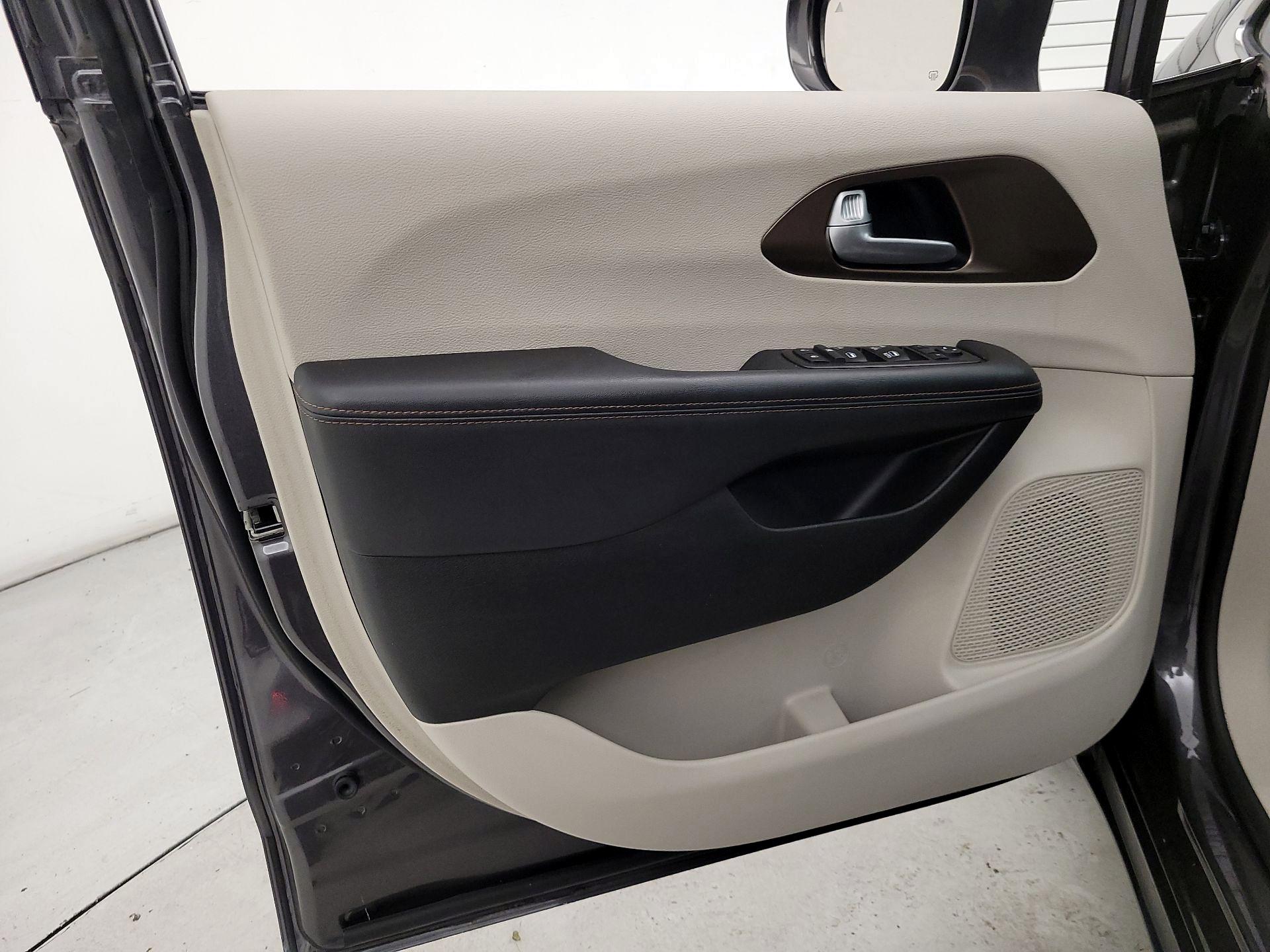 Thumbnail: 2018 Chrysler Pacifica - 12