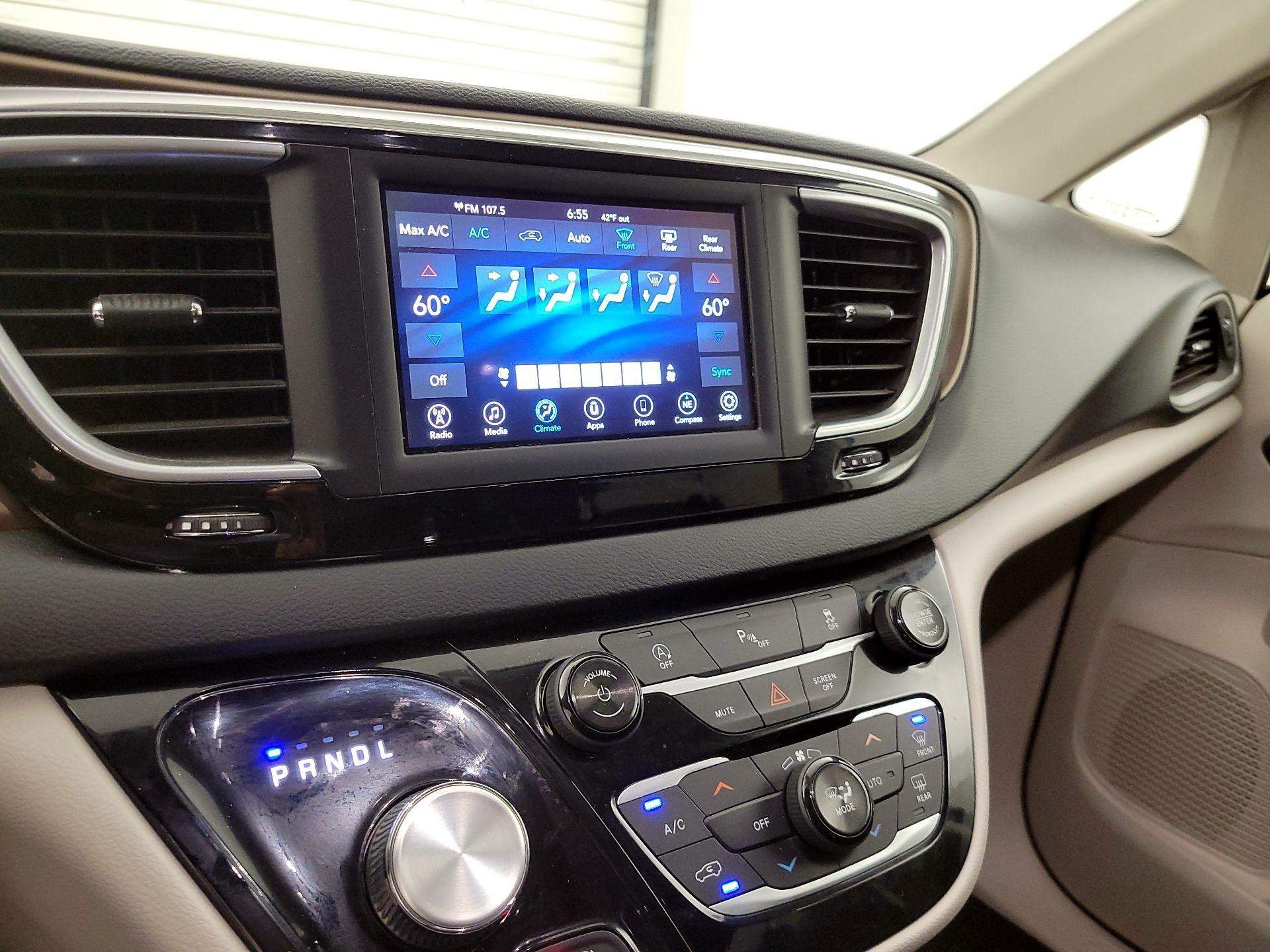 Thumbnail: 2018 Chrysler Pacifica - 17