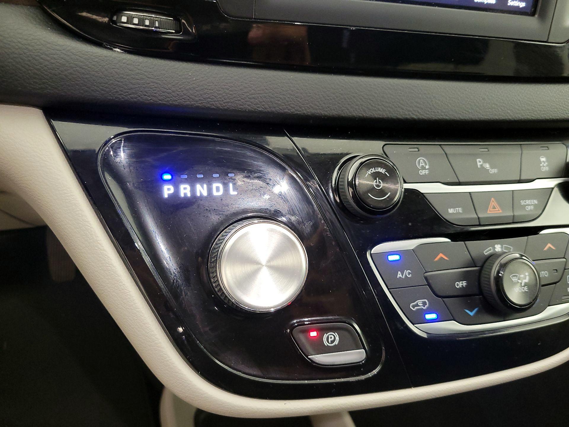 Thumbnail: 2018 Chrysler Pacifica - 18