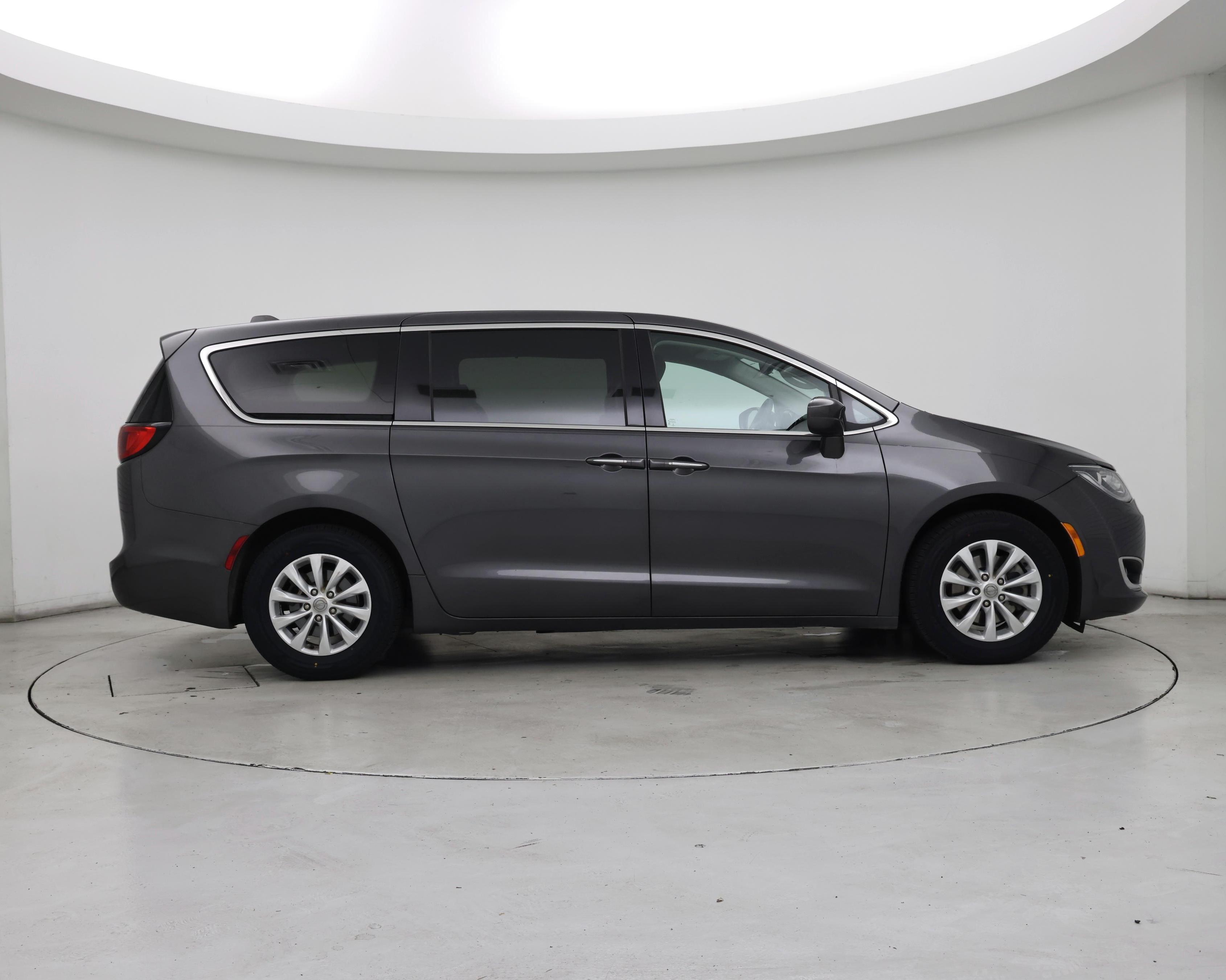 Thumbnail: 2018 Chrysler Pacifica - 7