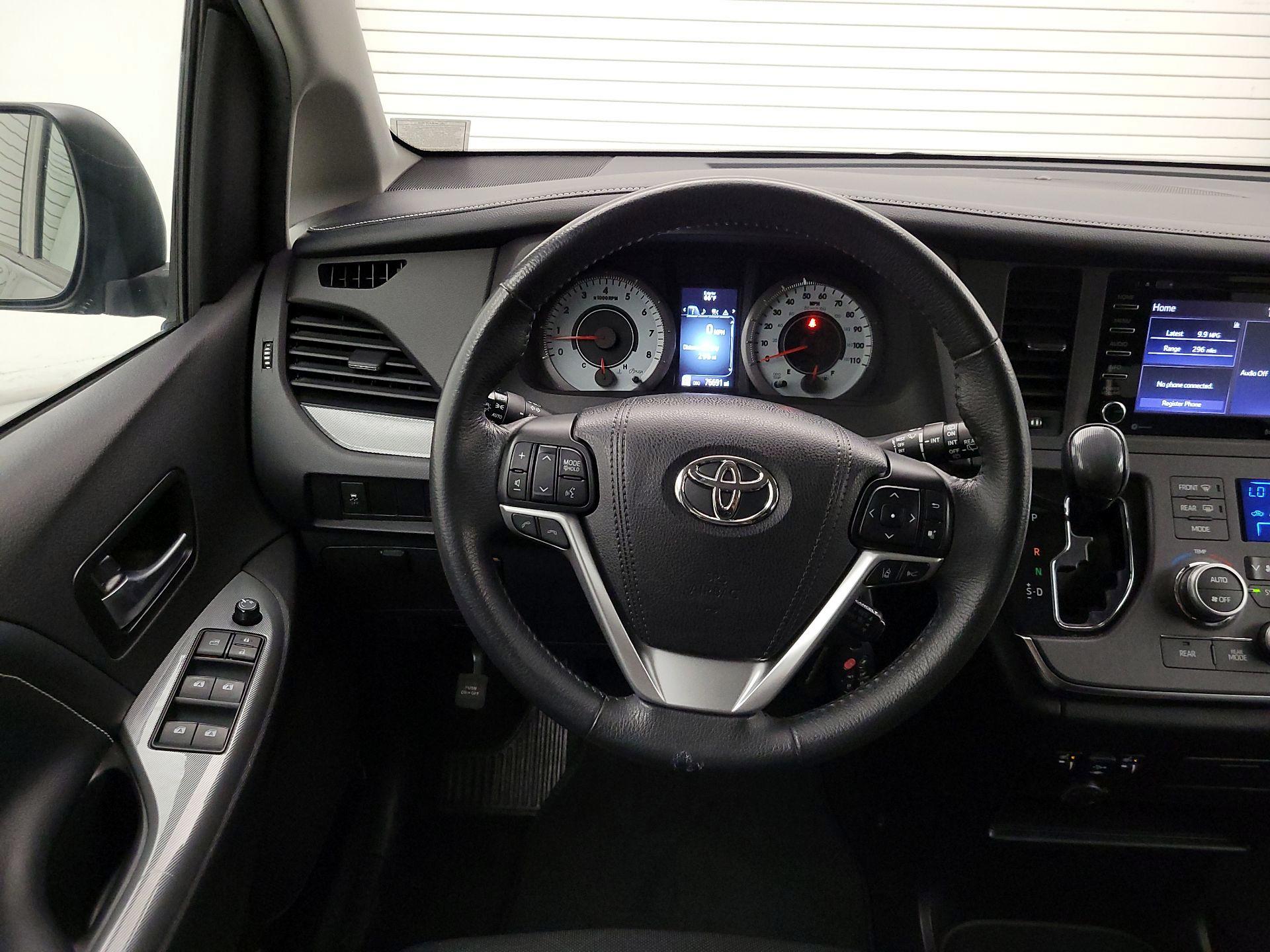 Thumbnail: 2018 Toyota Sienna - 10