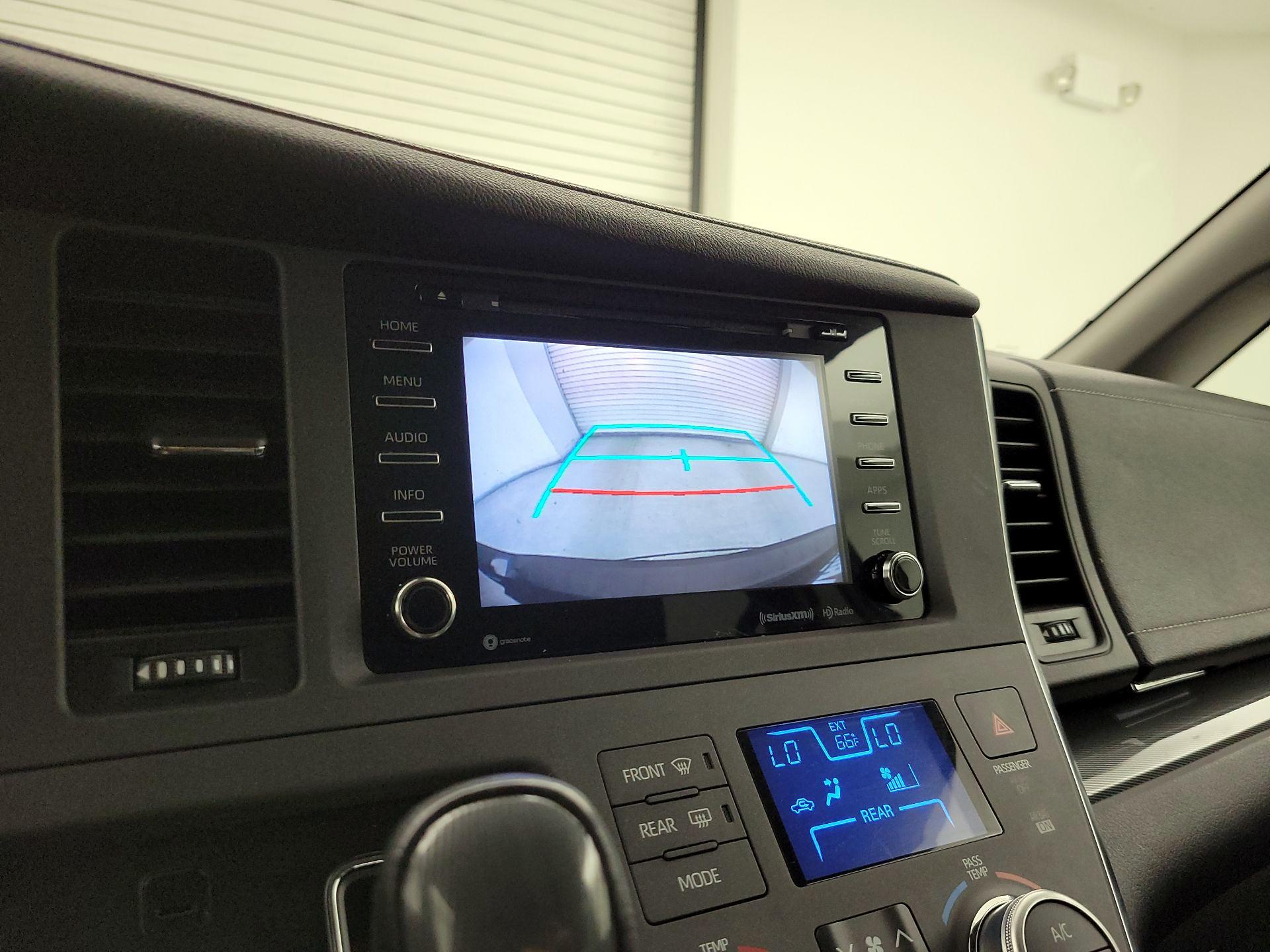 Thumbnail: 2018 Toyota Sienna - 14