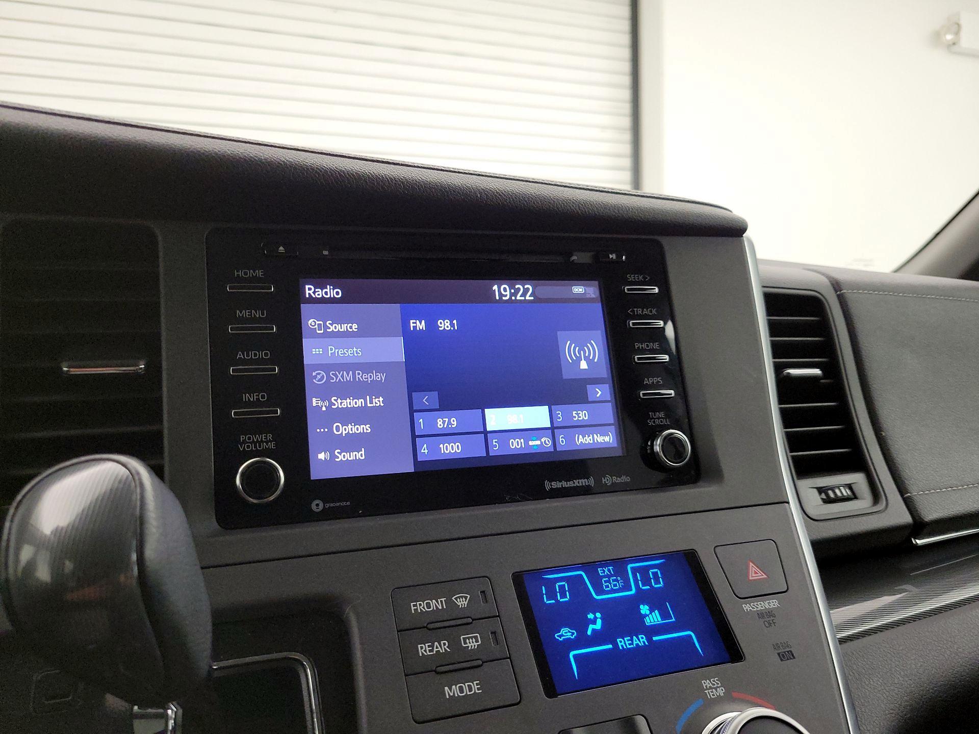 Thumbnail: 2018 Toyota Sienna - 15