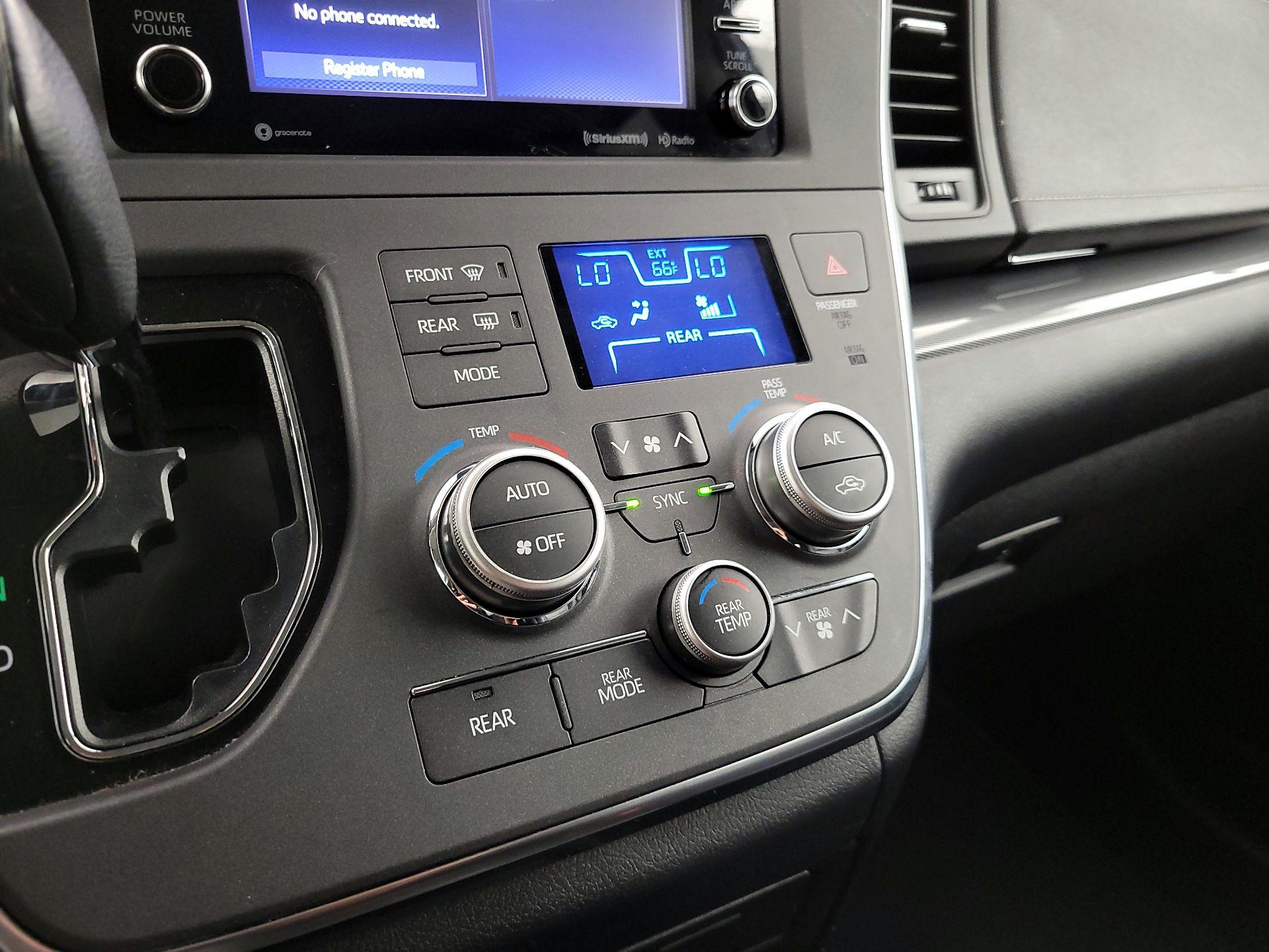 Thumbnail: 2018 Toyota Sienna - 16