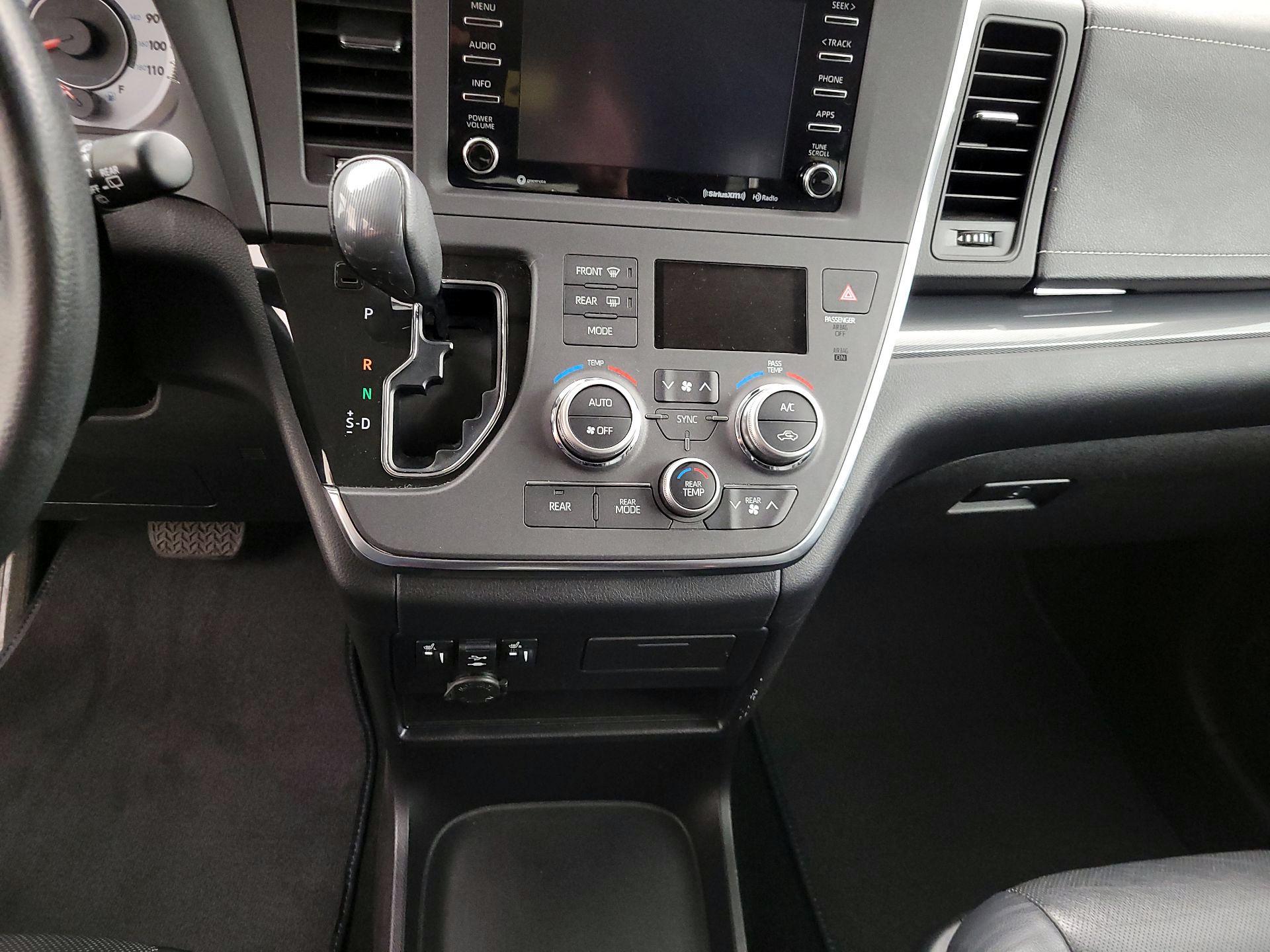 Thumbnail: 2018 Toyota Sienna - 17