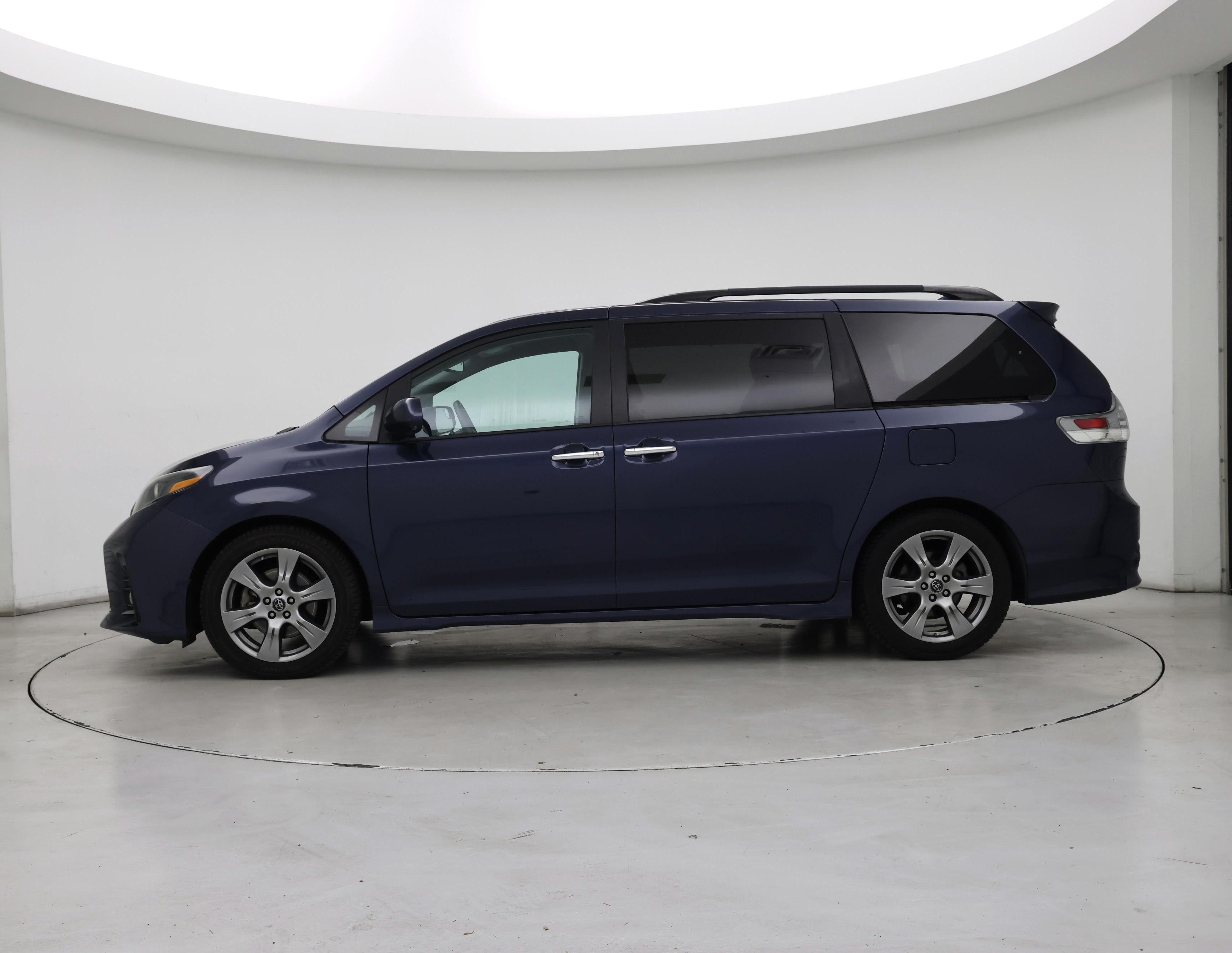 Thumbnail: 2018 Toyota Sienna - 3