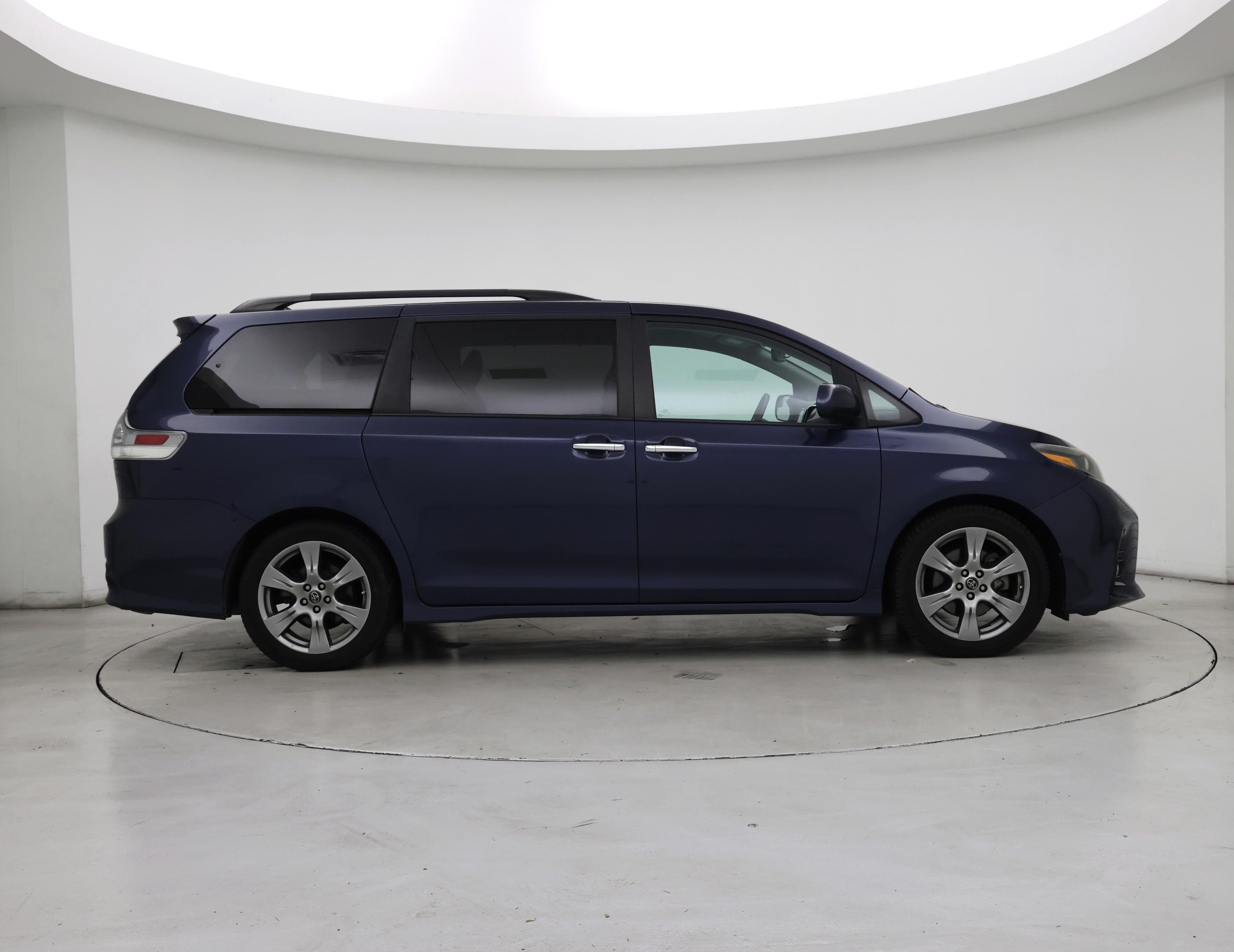 Thumbnail: 2018 Toyota Sienna - 7