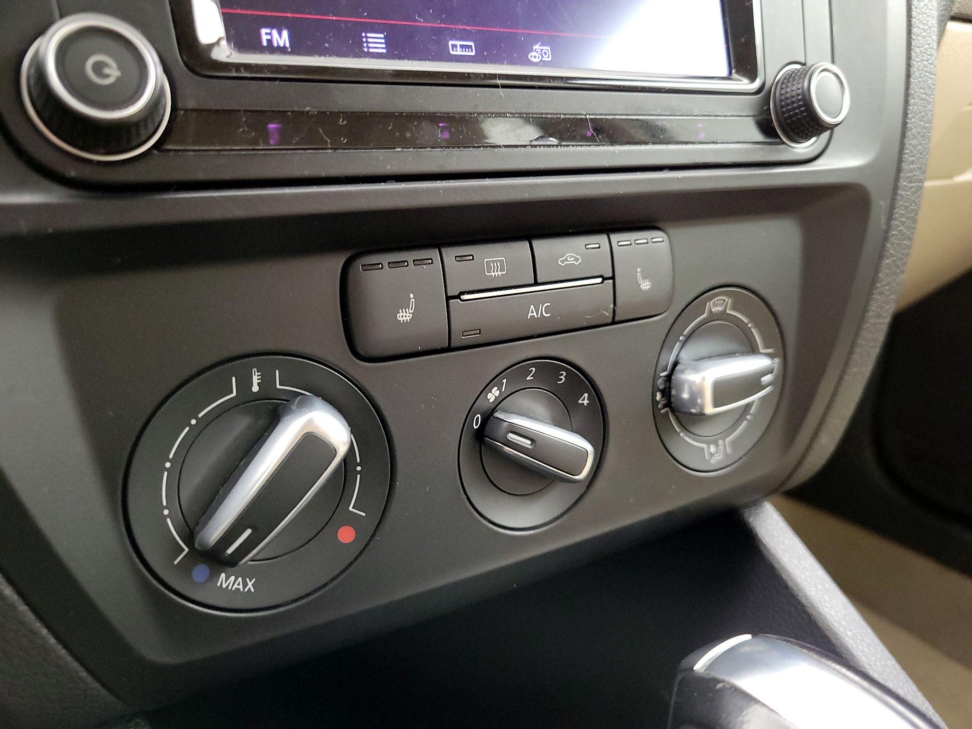 Thumbnail: 2016 Volkswagen Jetta - 16