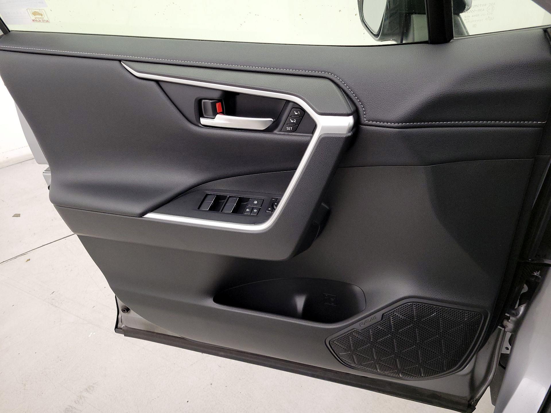 Thumbnail: 2020 Toyota RAV4 - 12