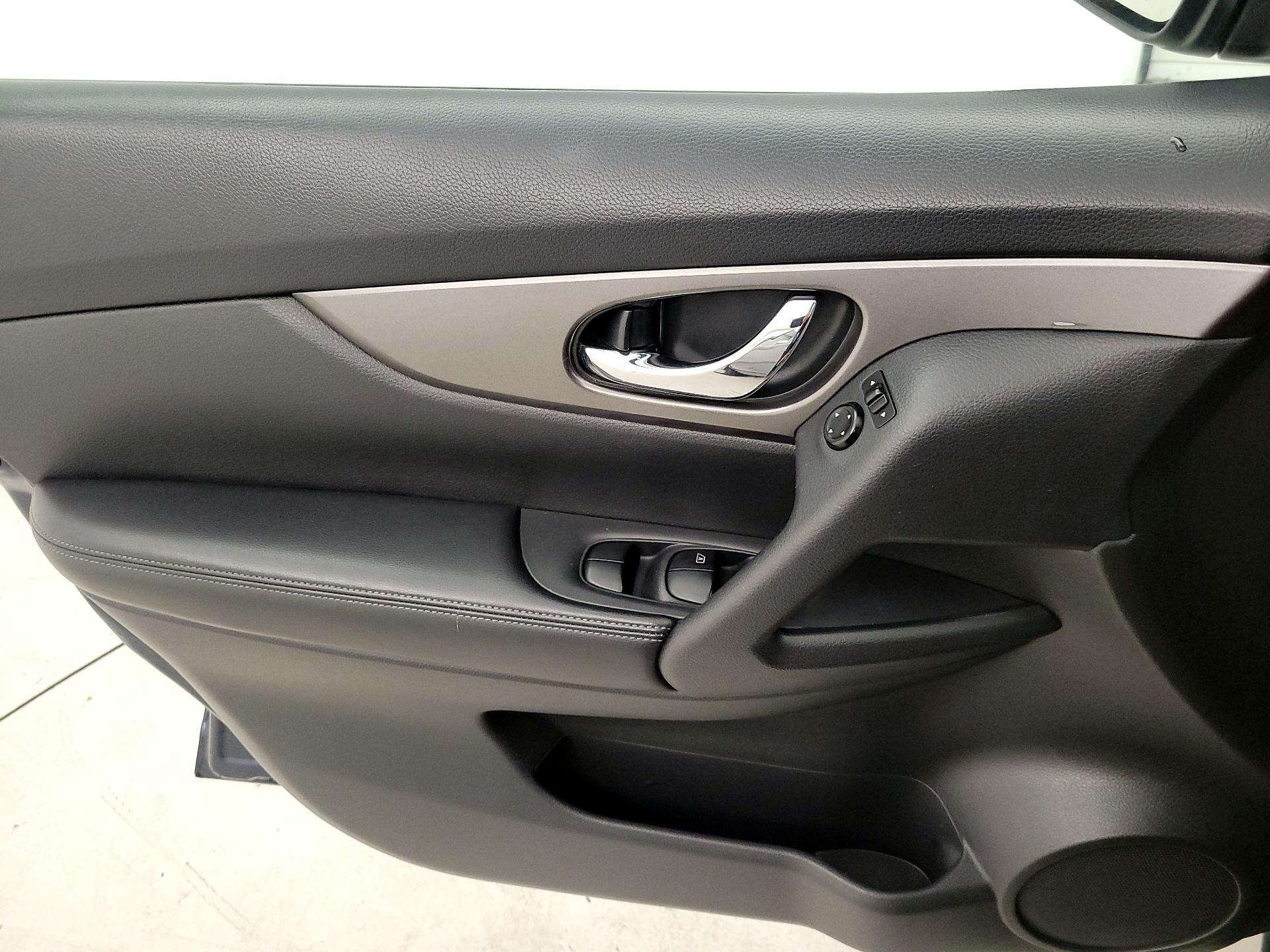 Thumbnail: 2016 Nissan Rogue - 12