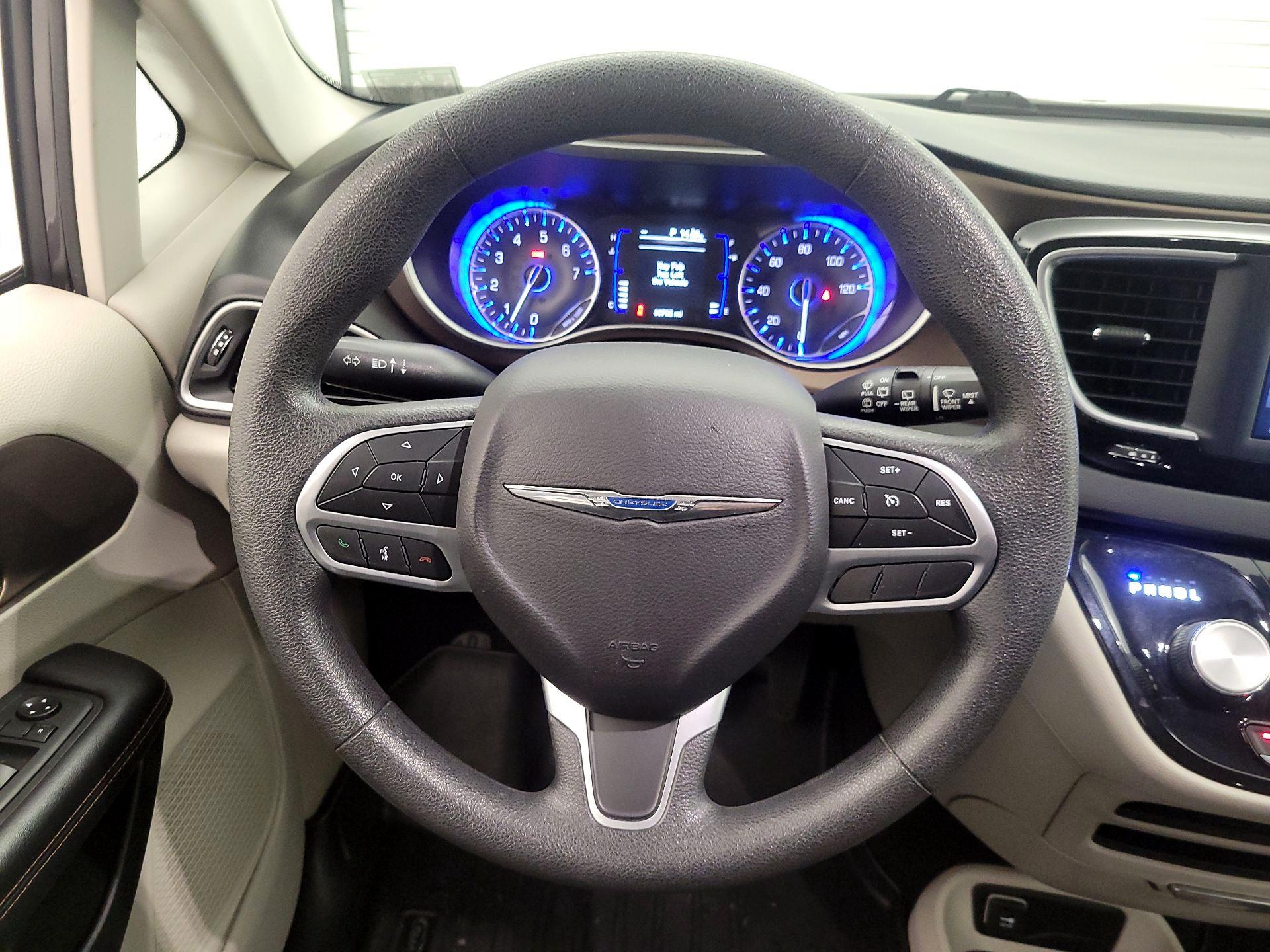 Thumbnail: 2018 Chrysler Pacifica - 10