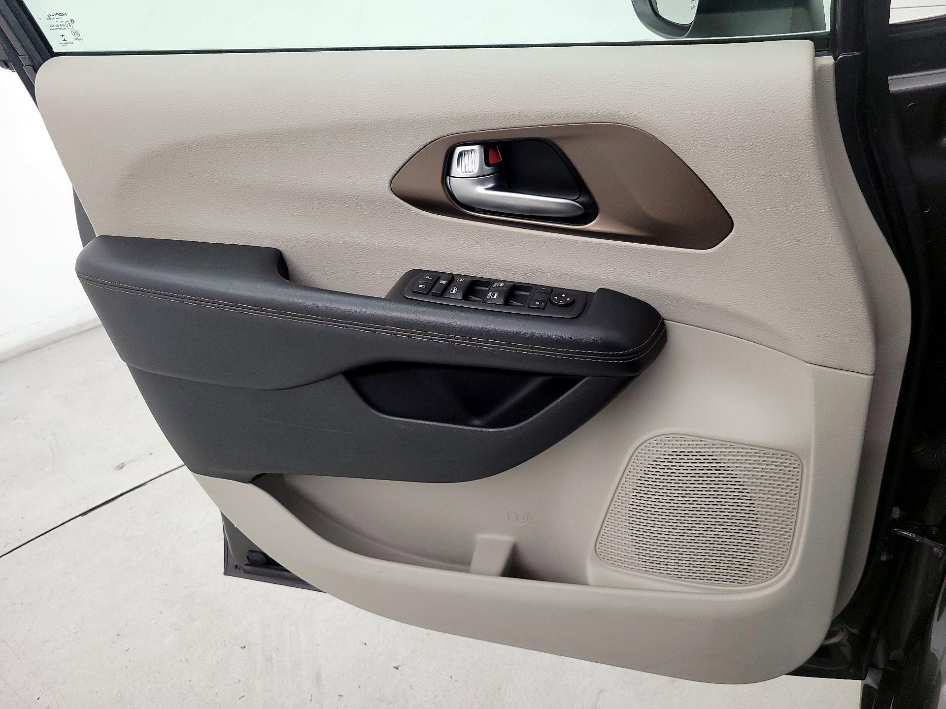 Thumbnail: 2018 Chrysler Pacifica - 12