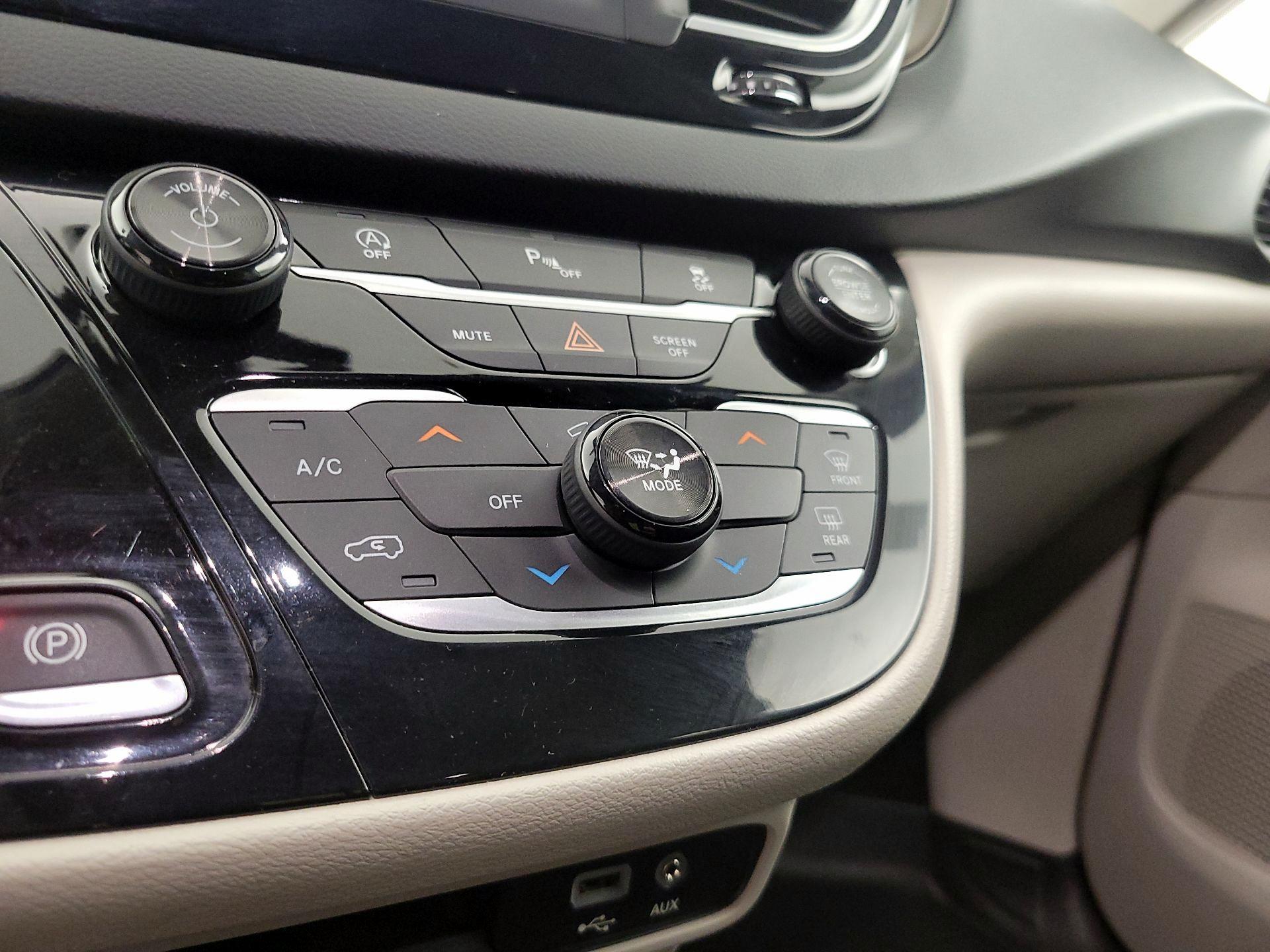 Thumbnail: 2018 Chrysler Pacifica - 16