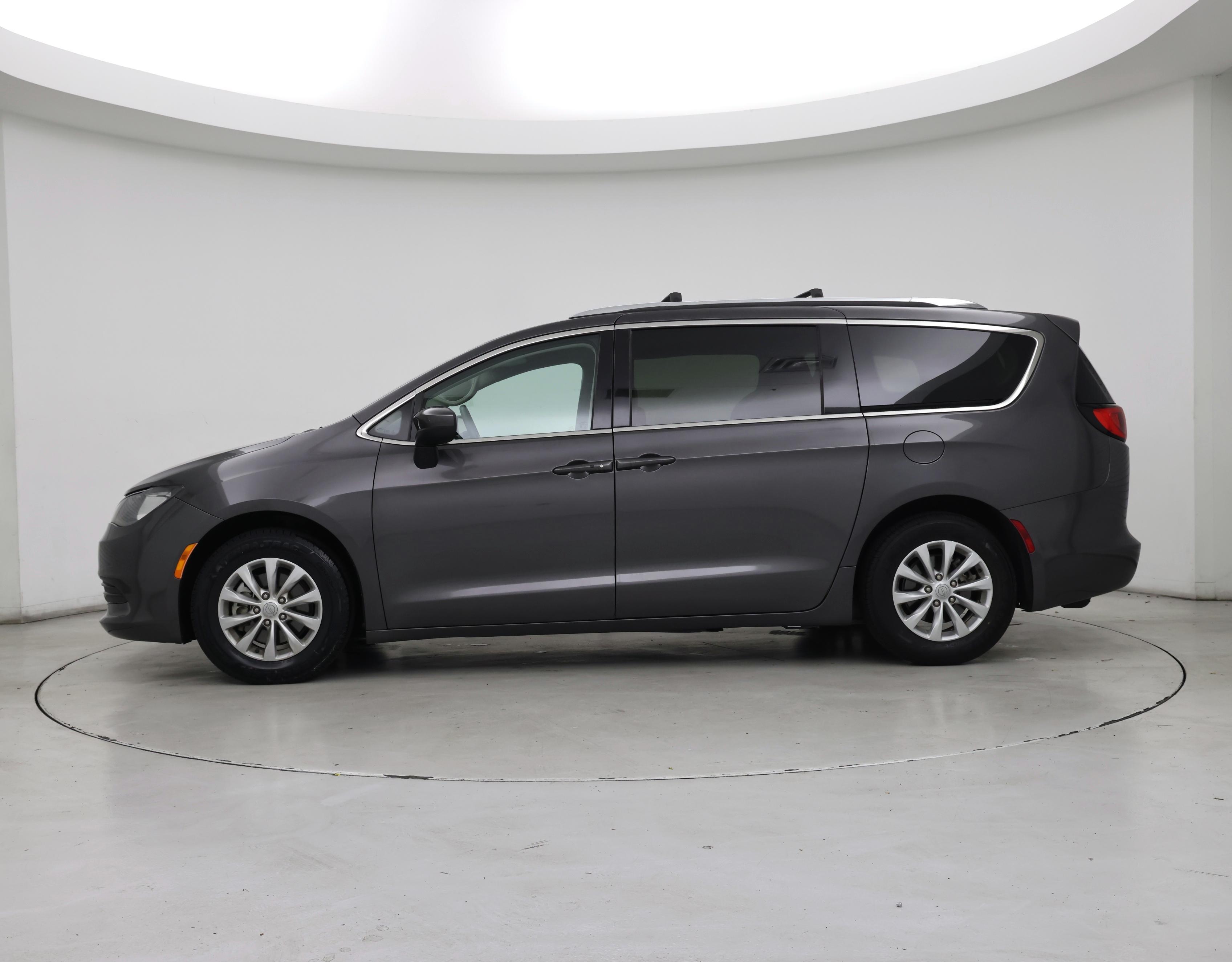 Thumbnail: 2018 Chrysler Pacifica - 3