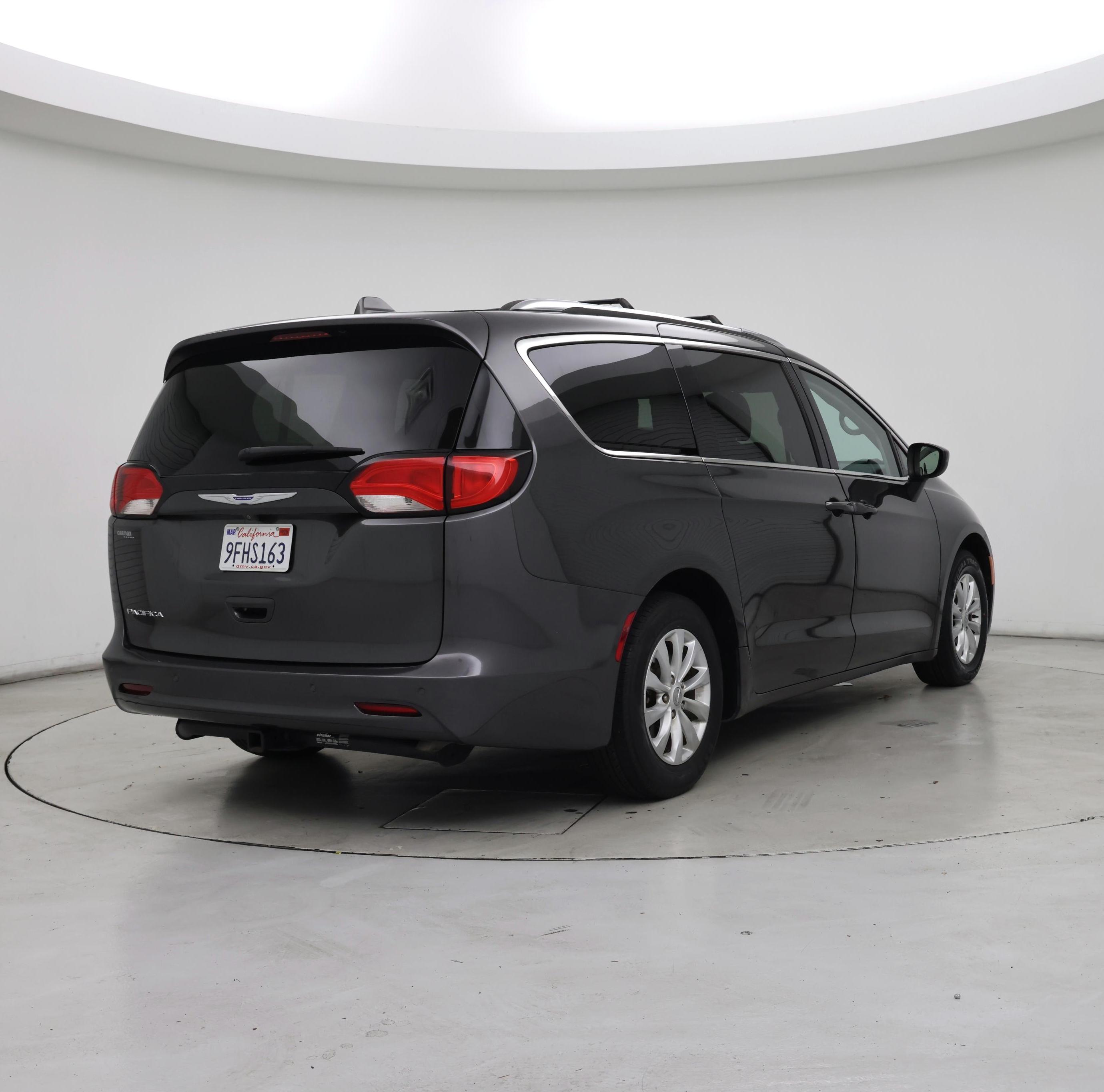 Thumbnail: 2018 Chrysler Pacifica - 8