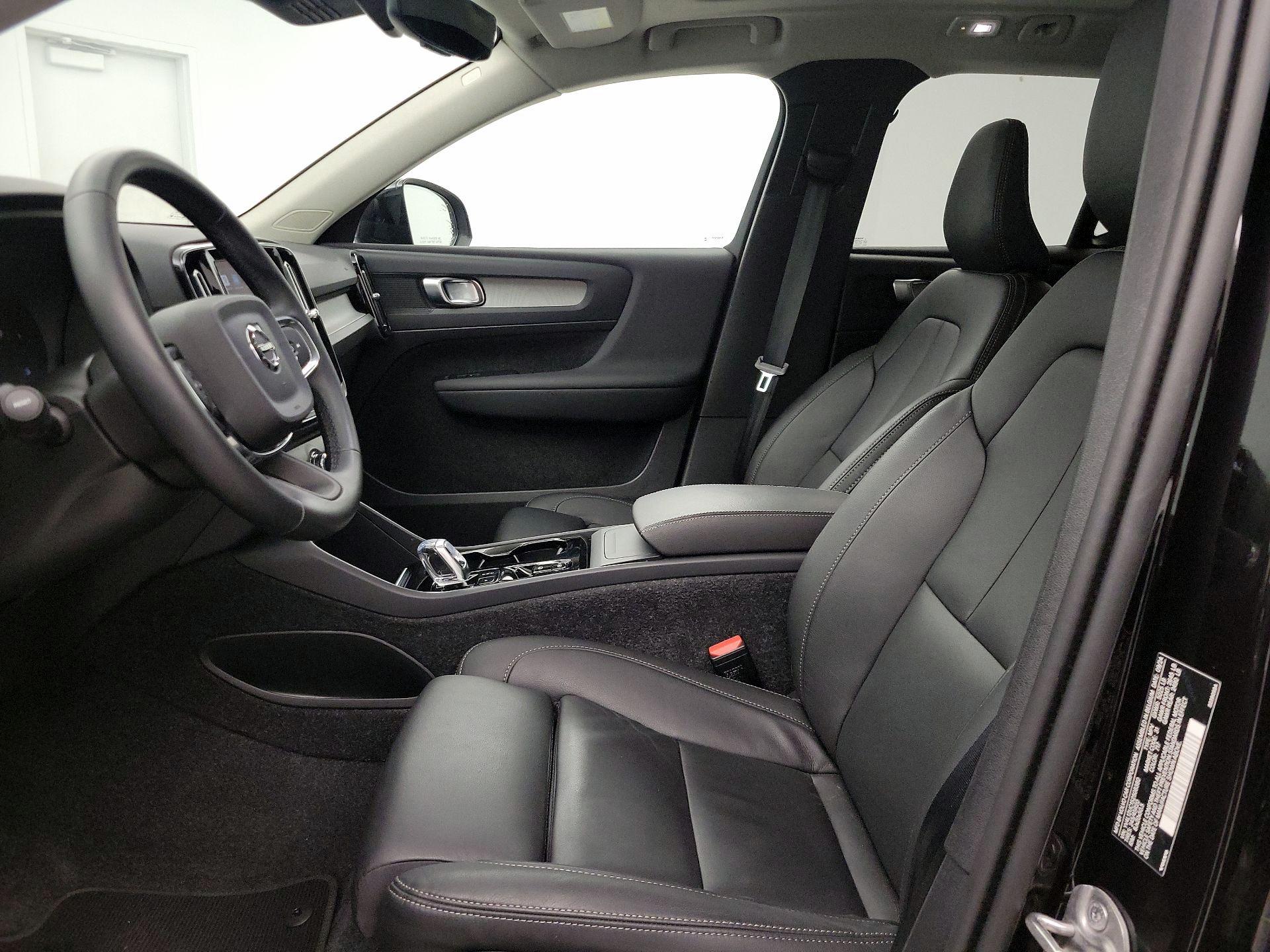 Thumbnail: 2025 Volvo XC40 - 11