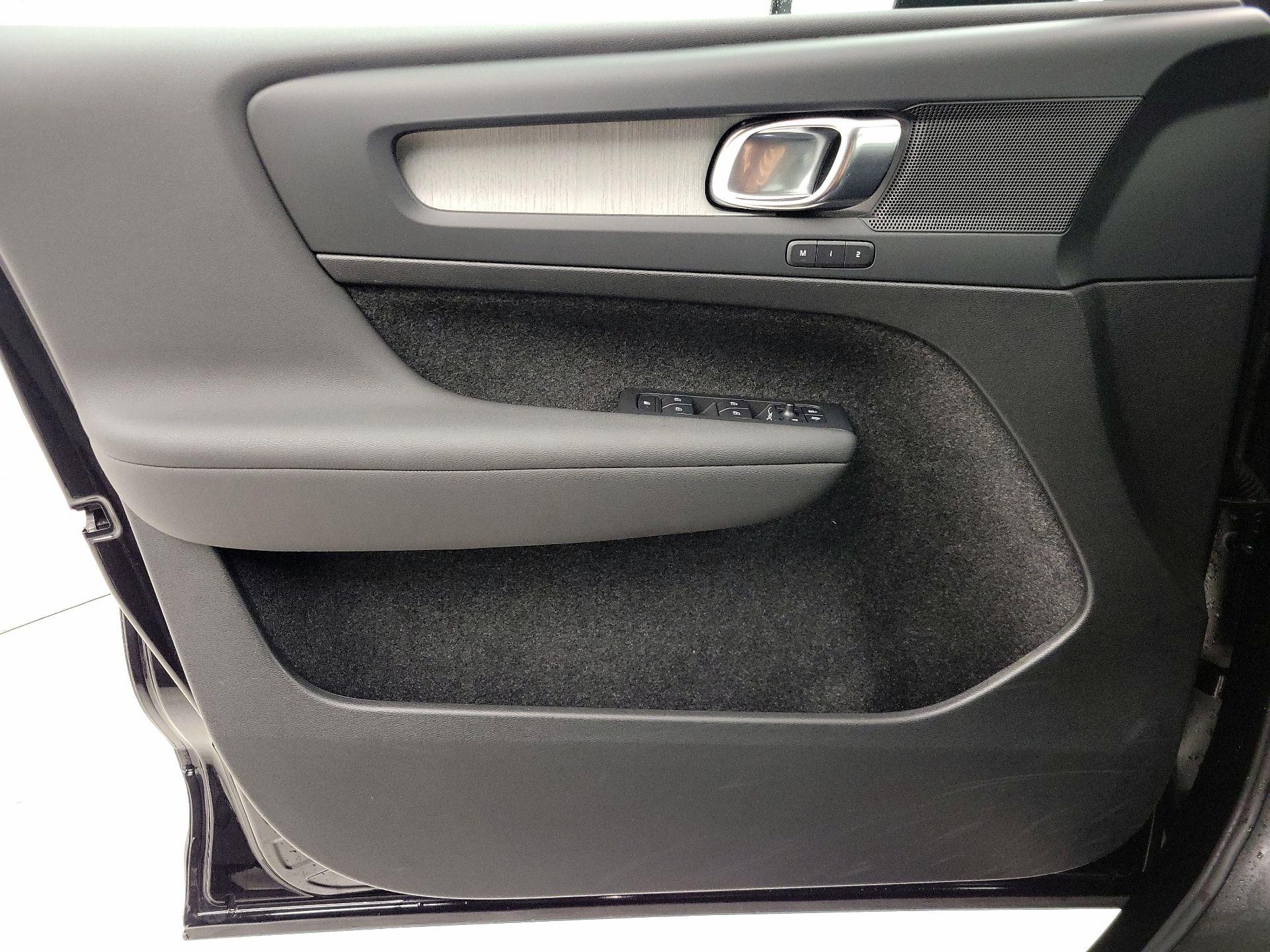 Thumbnail: 2025 Volvo XC40 - 12