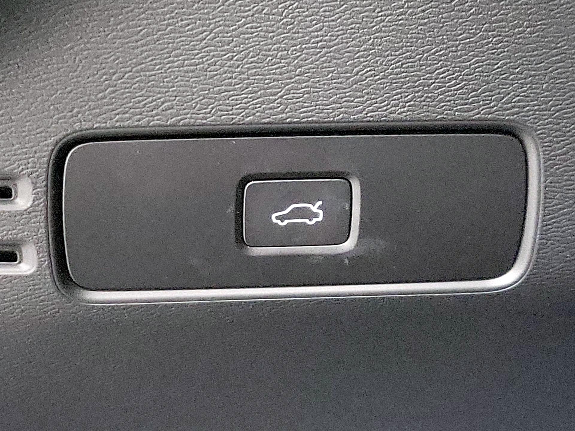 Thumbnail: 2025 Volvo XC40 - 13