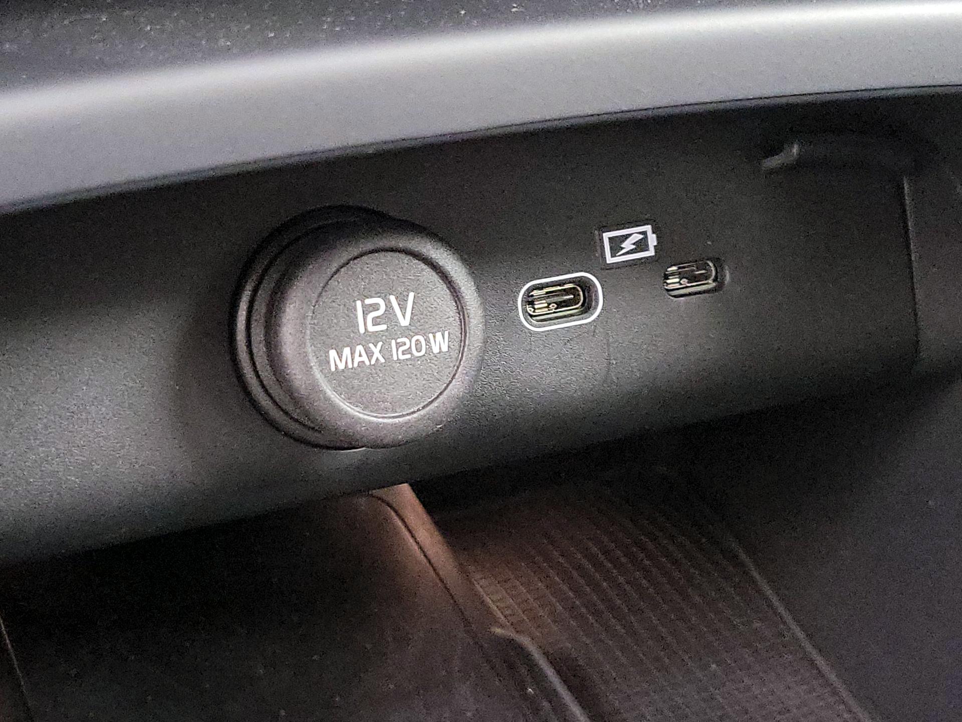 Thumbnail: 2025 Volvo XC40 - 18