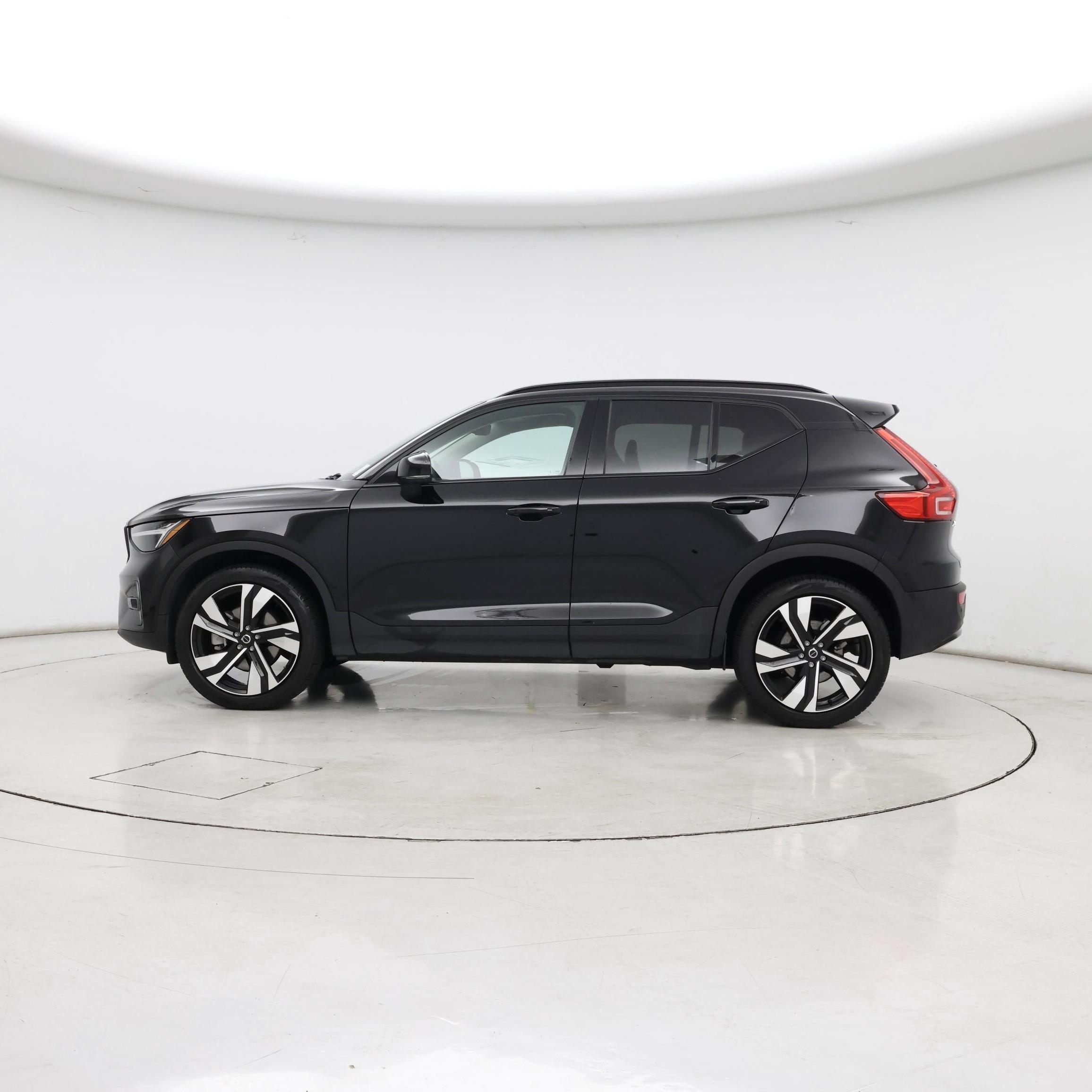 Thumbnail: 2025 Volvo XC40 - 3