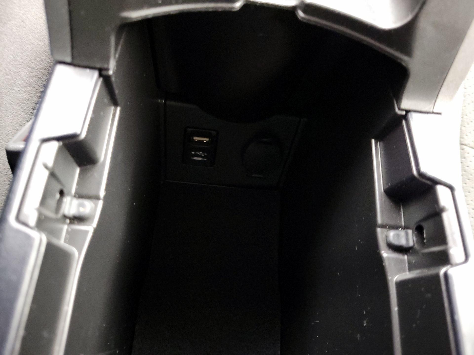 Thumbnail: 2014 Toyota Prius - 18