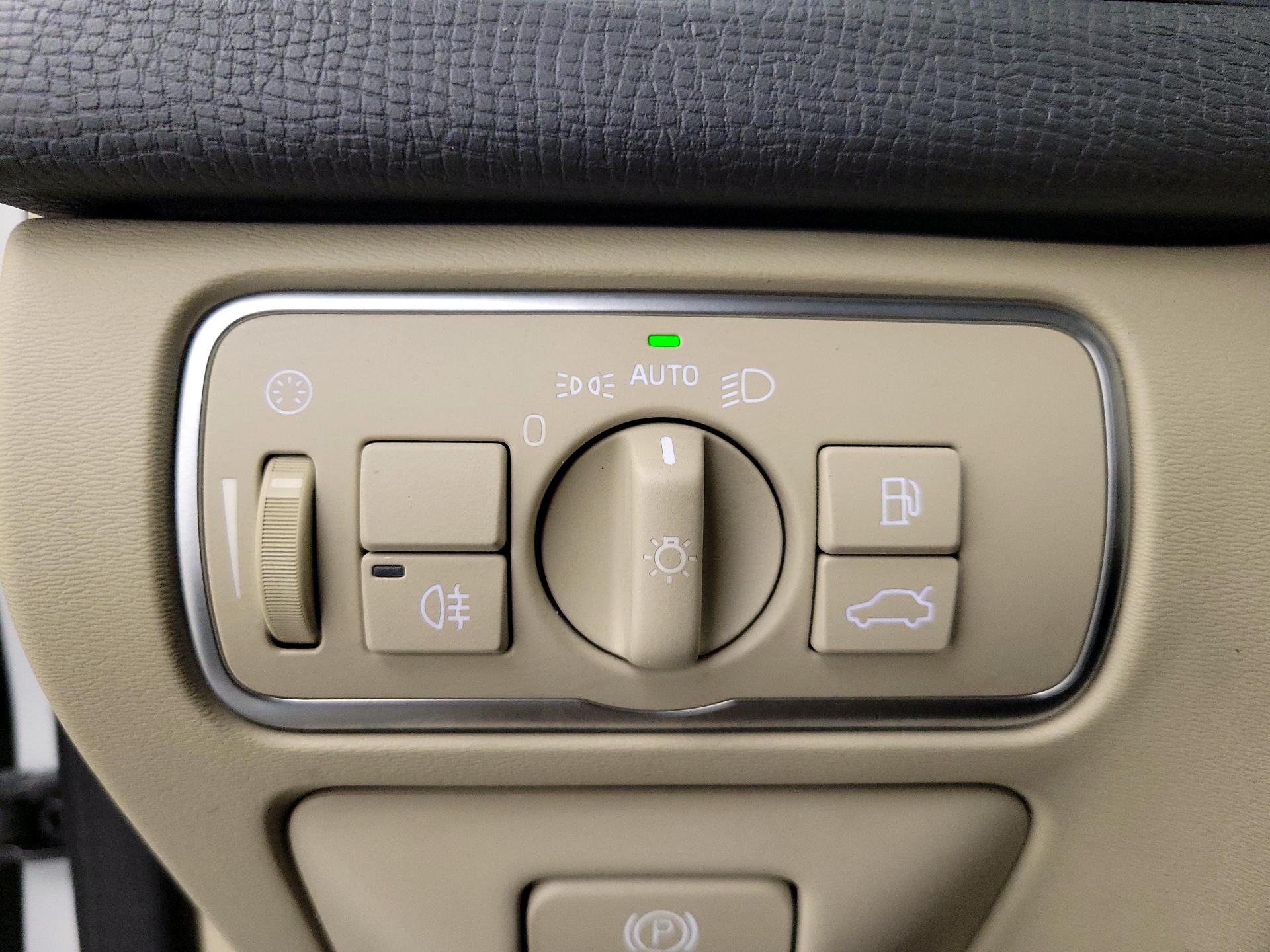 Thumbnail: 2016 Volvo XC60 - 13