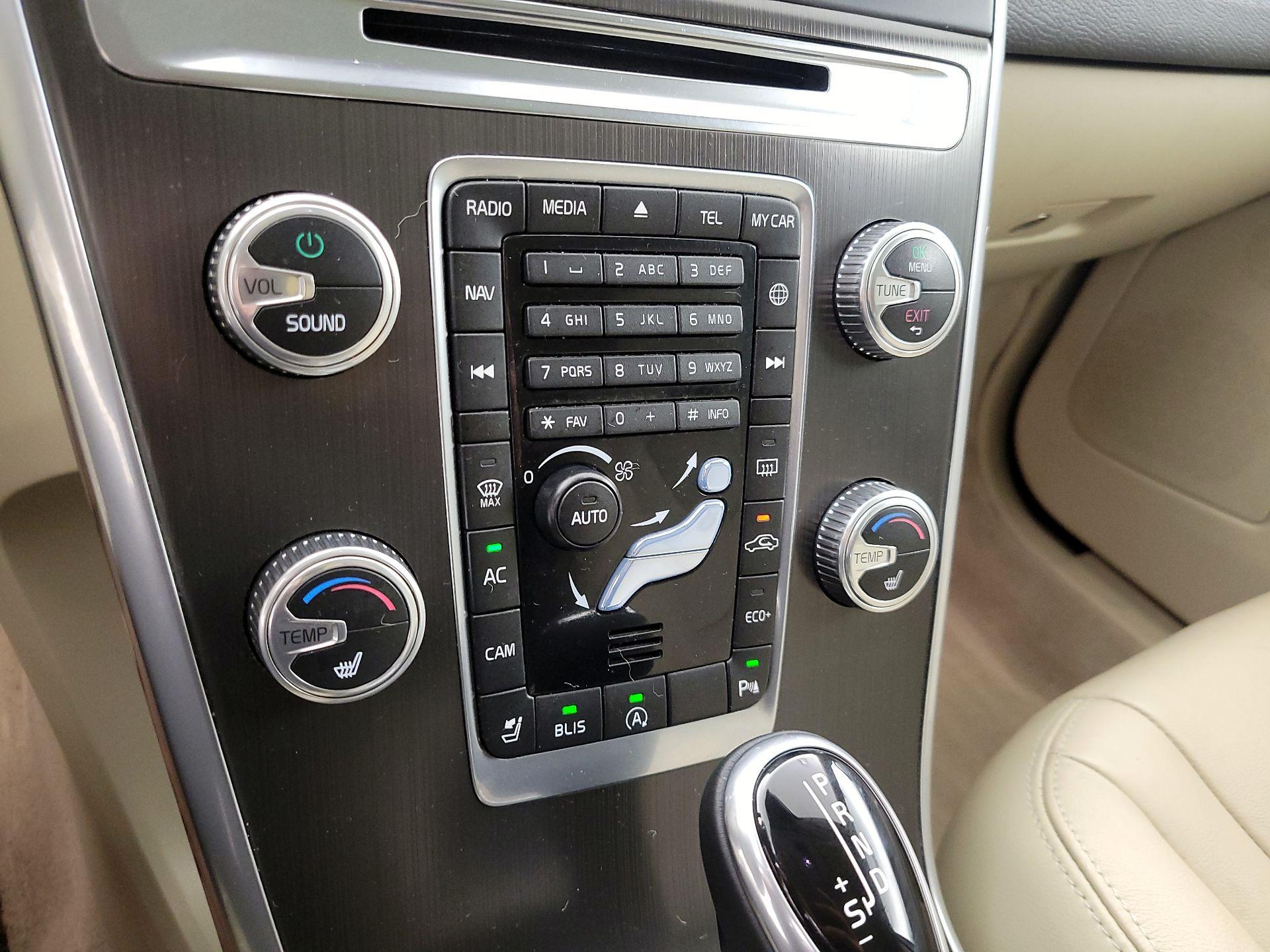 Thumbnail: 2016 Volvo XC60 - 17