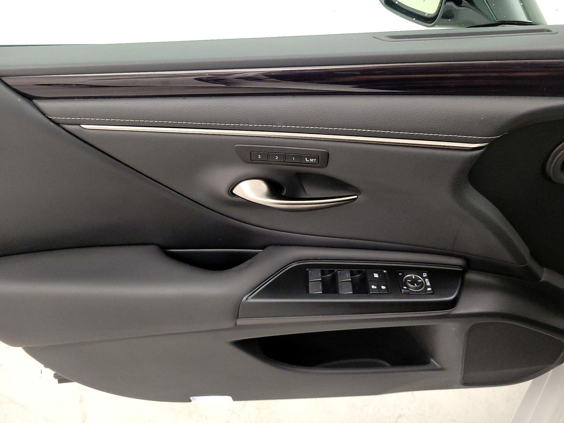 Thumbnail: 2020 Lexus ES - 12