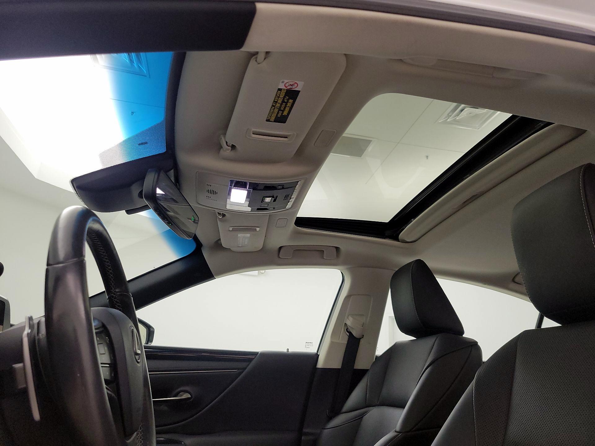 Thumbnail: 2020 Lexus ES - 18