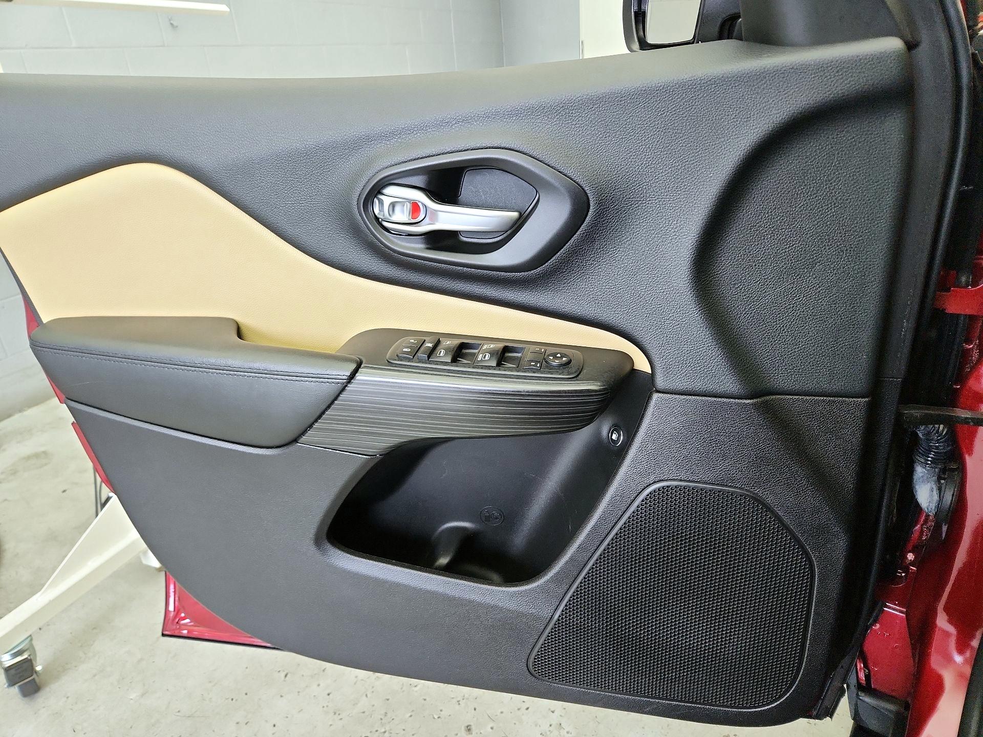 Thumbnail: 2016 Jeep Cherokee - 12