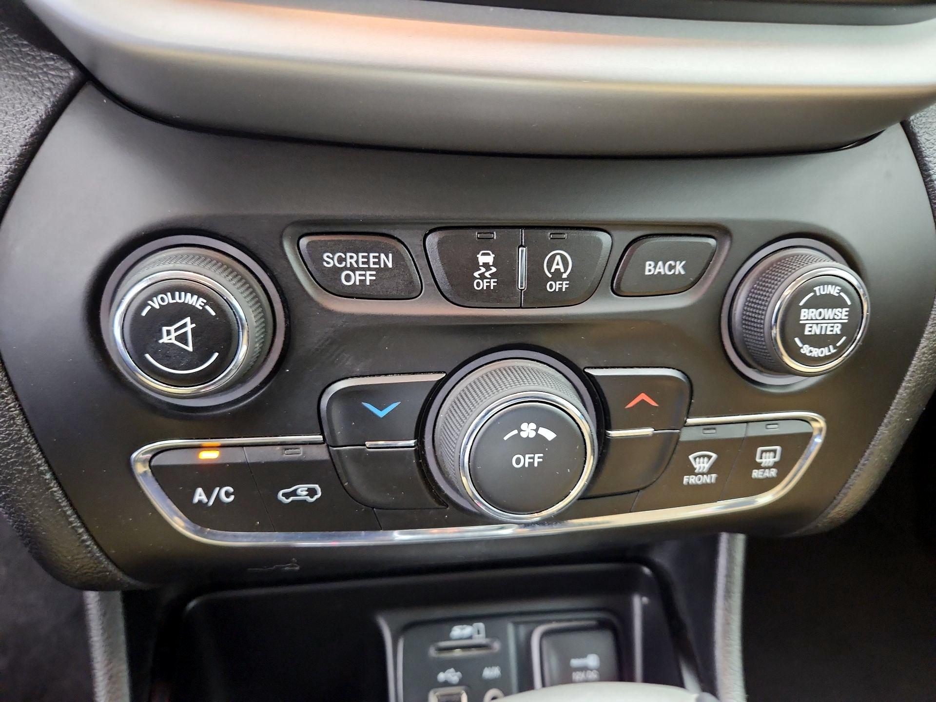 Thumbnail: 2016 Jeep Cherokee - 16