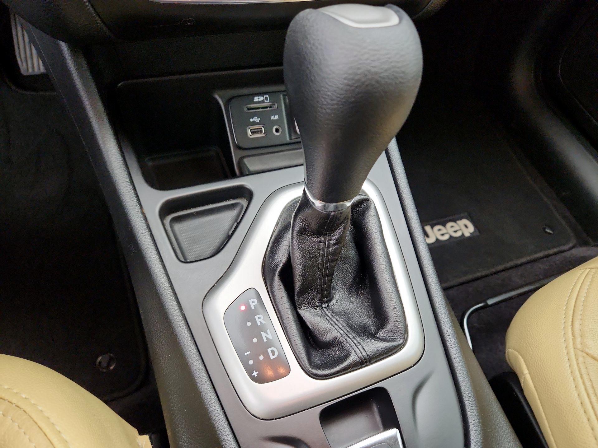 Thumbnail: 2016 Jeep Cherokee - 17