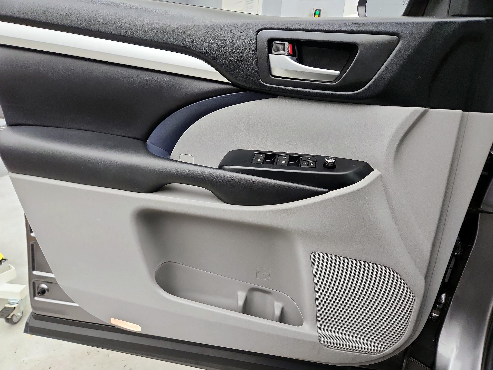 Thumbnail: 2018 Toyota Highlander - 12