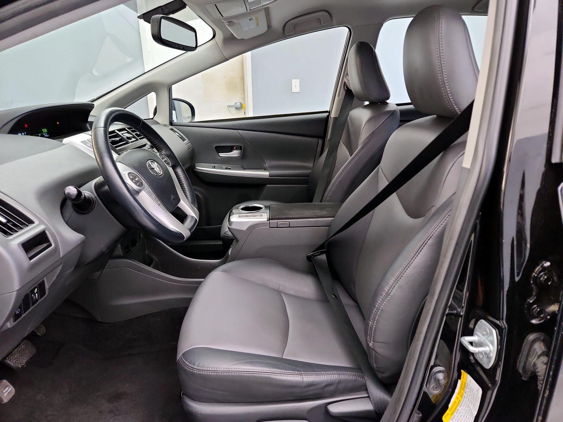 Thumbnail: 2014 Toyota Prius v - 11