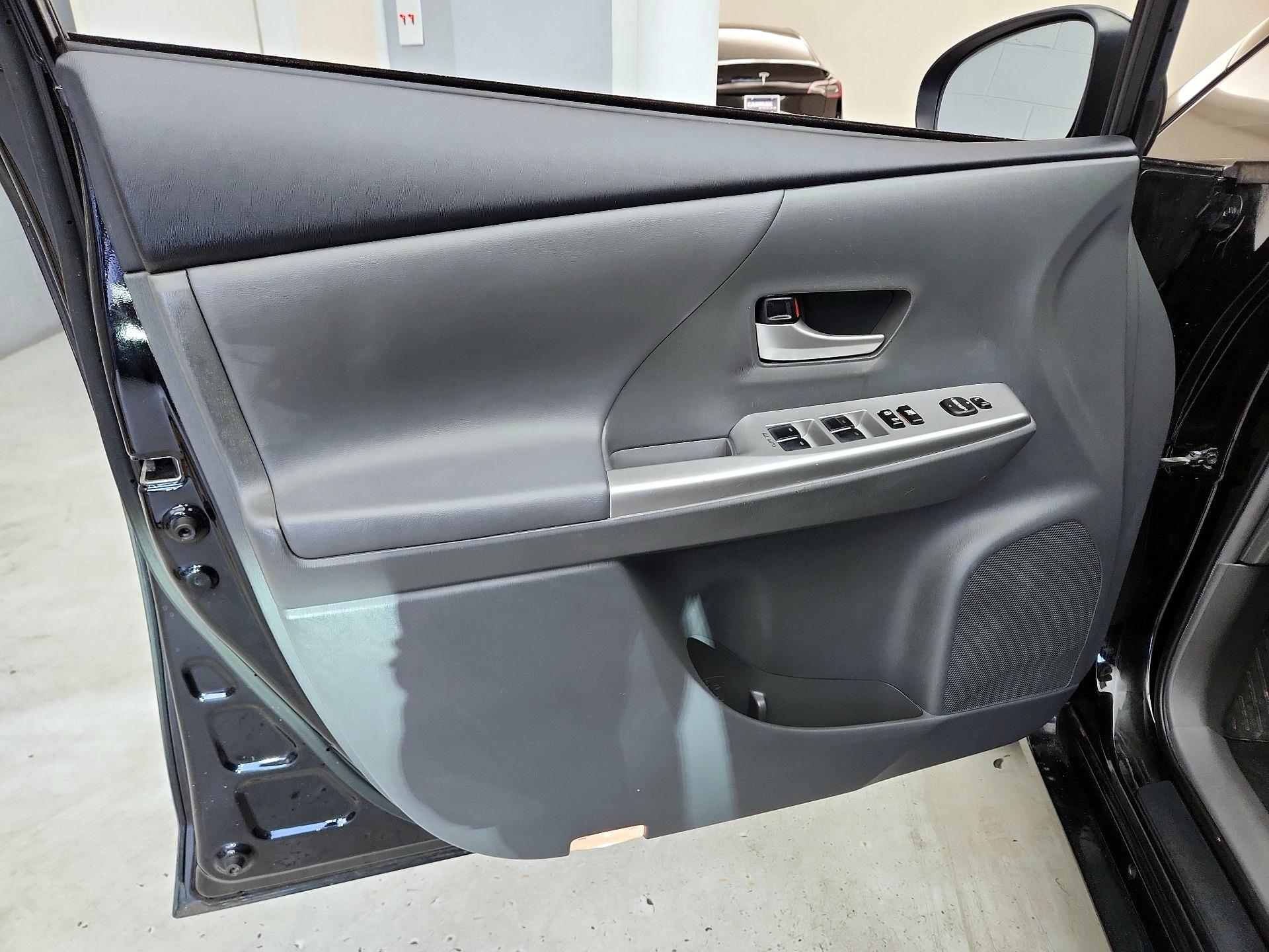 Thumbnail: 2014 Toyota Prius v - 12