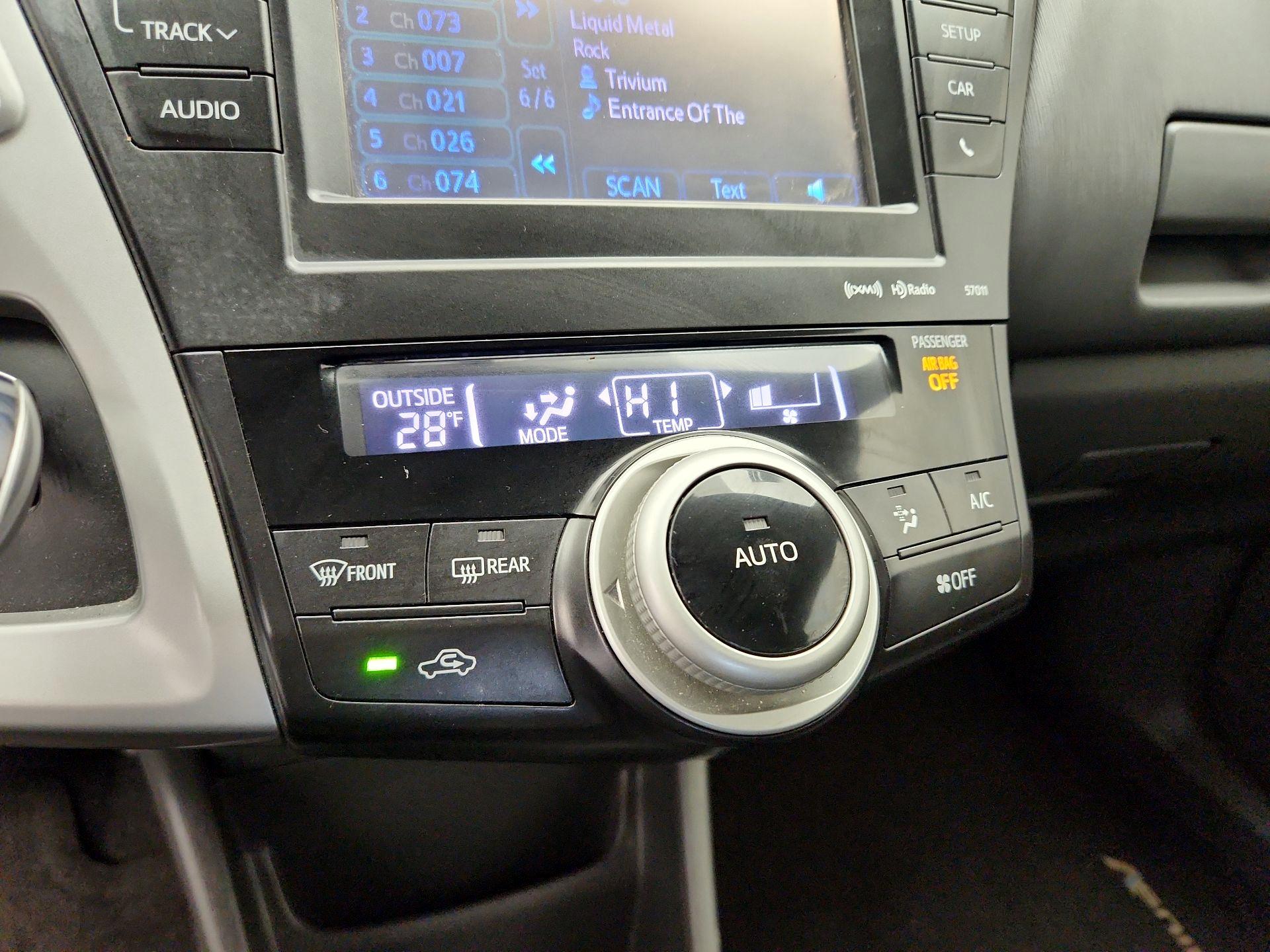 Thumbnail: 2014 Toyota Prius v - 17