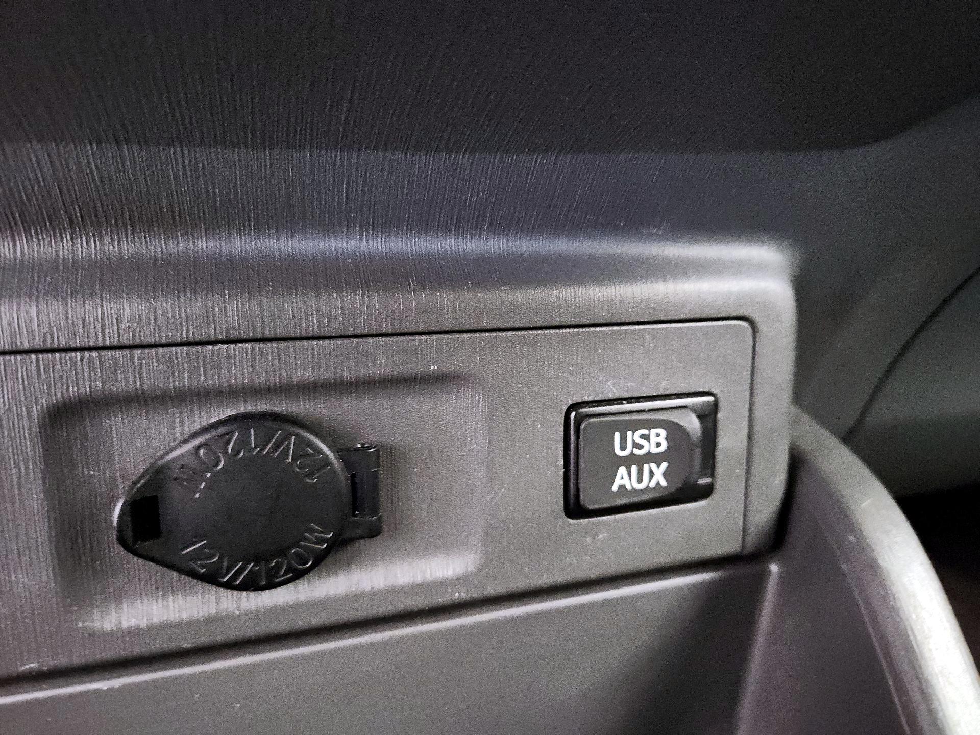 Thumbnail: 2014 Toyota Prius v - 19