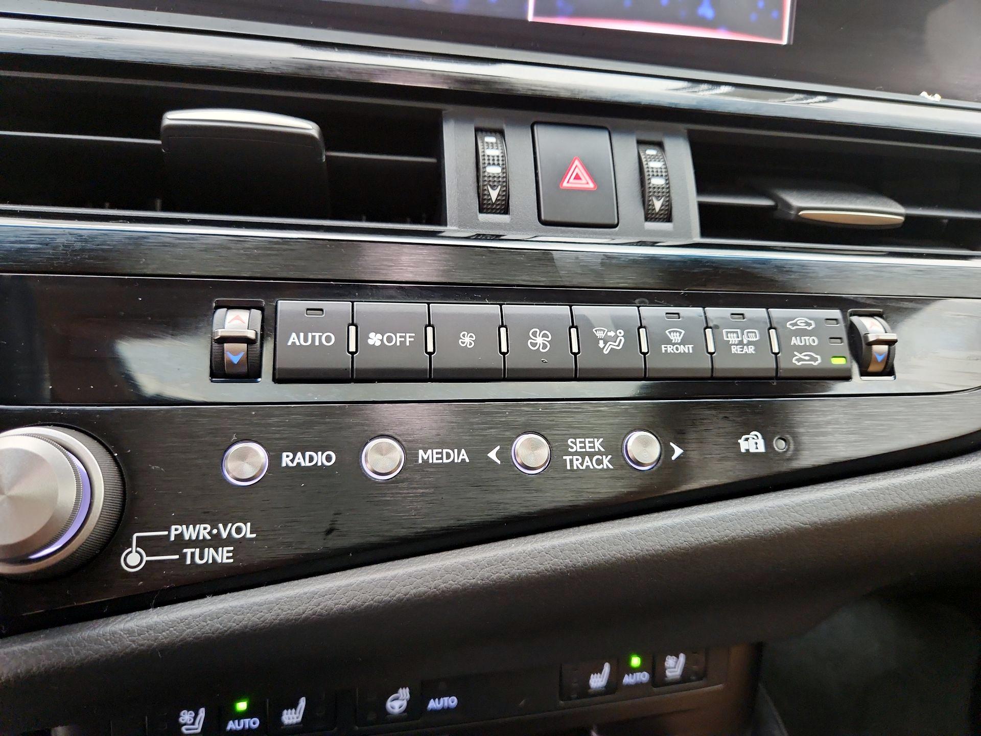 Thumbnail: 2022 Lexus ES - 16