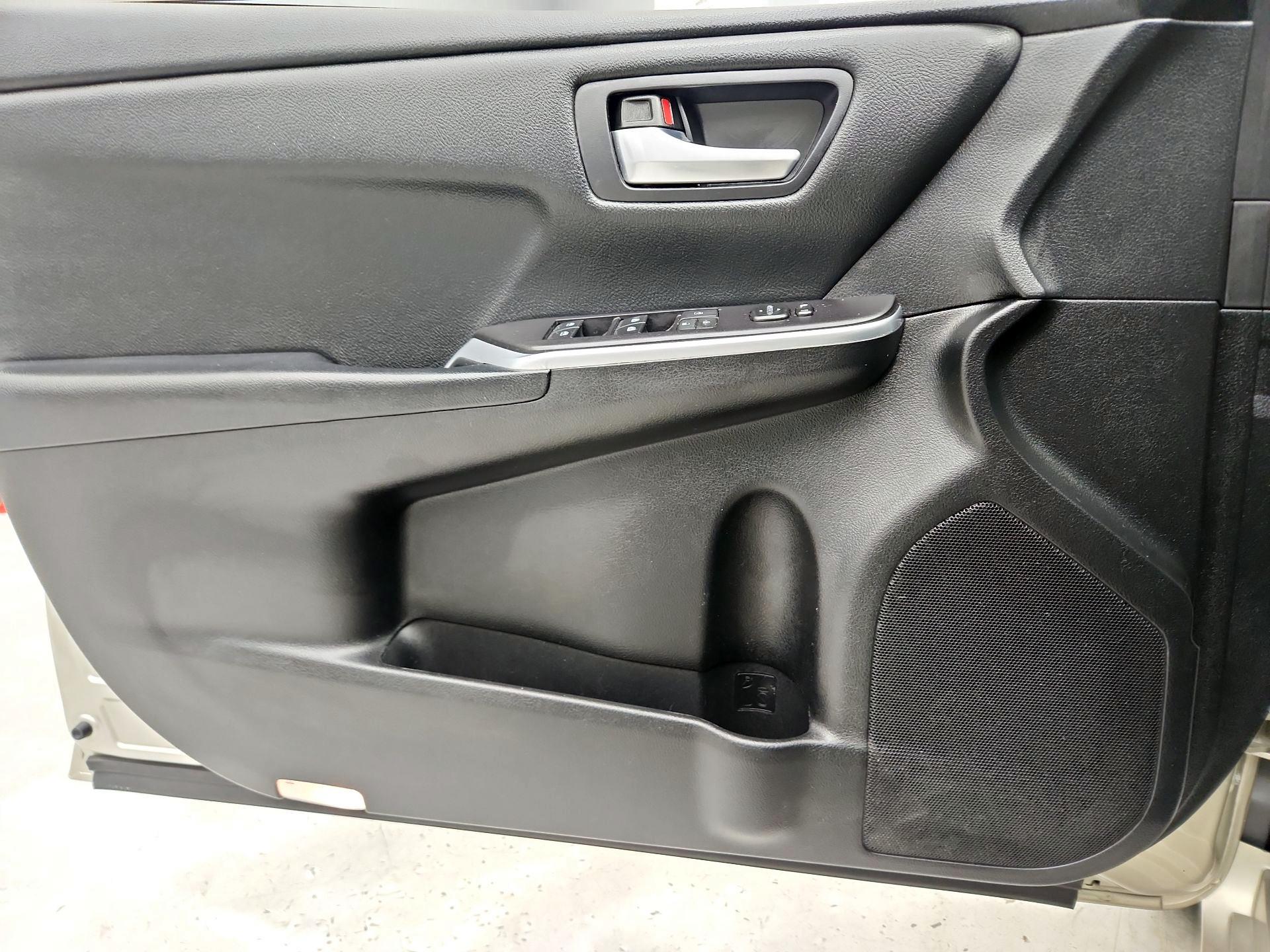 Thumbnail: 2016 Toyota Camry - 12