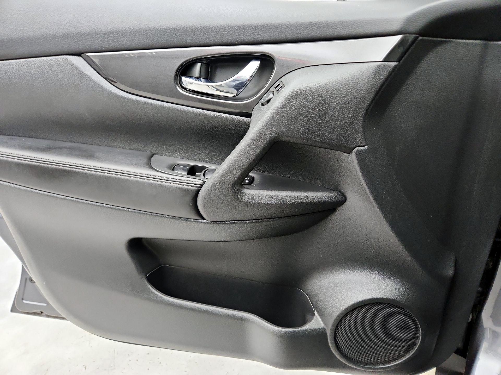 Thumbnail: 2017 Nissan Rogue - 12