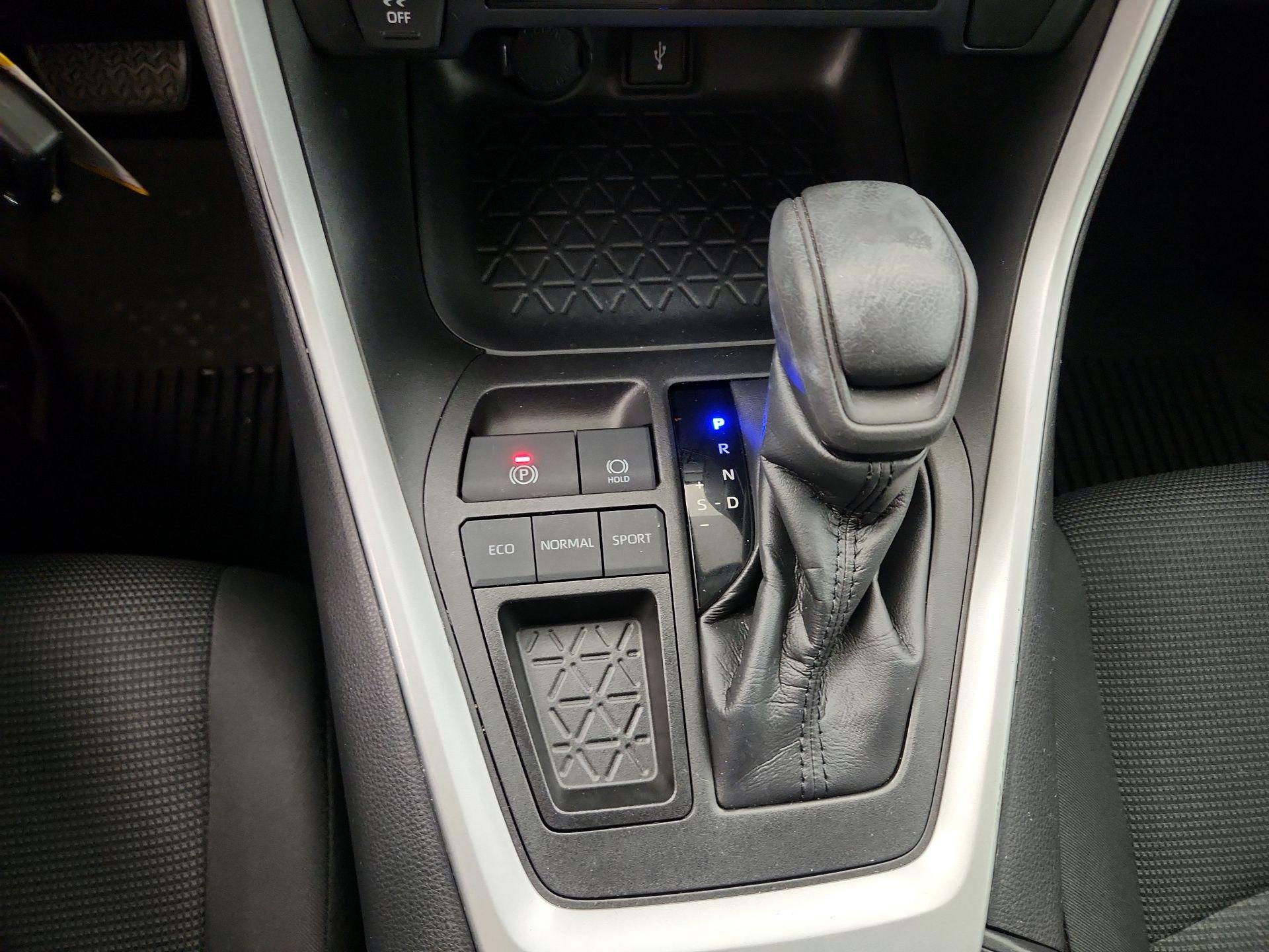 Thumbnail: 2021 Toyota RAV4 - 17