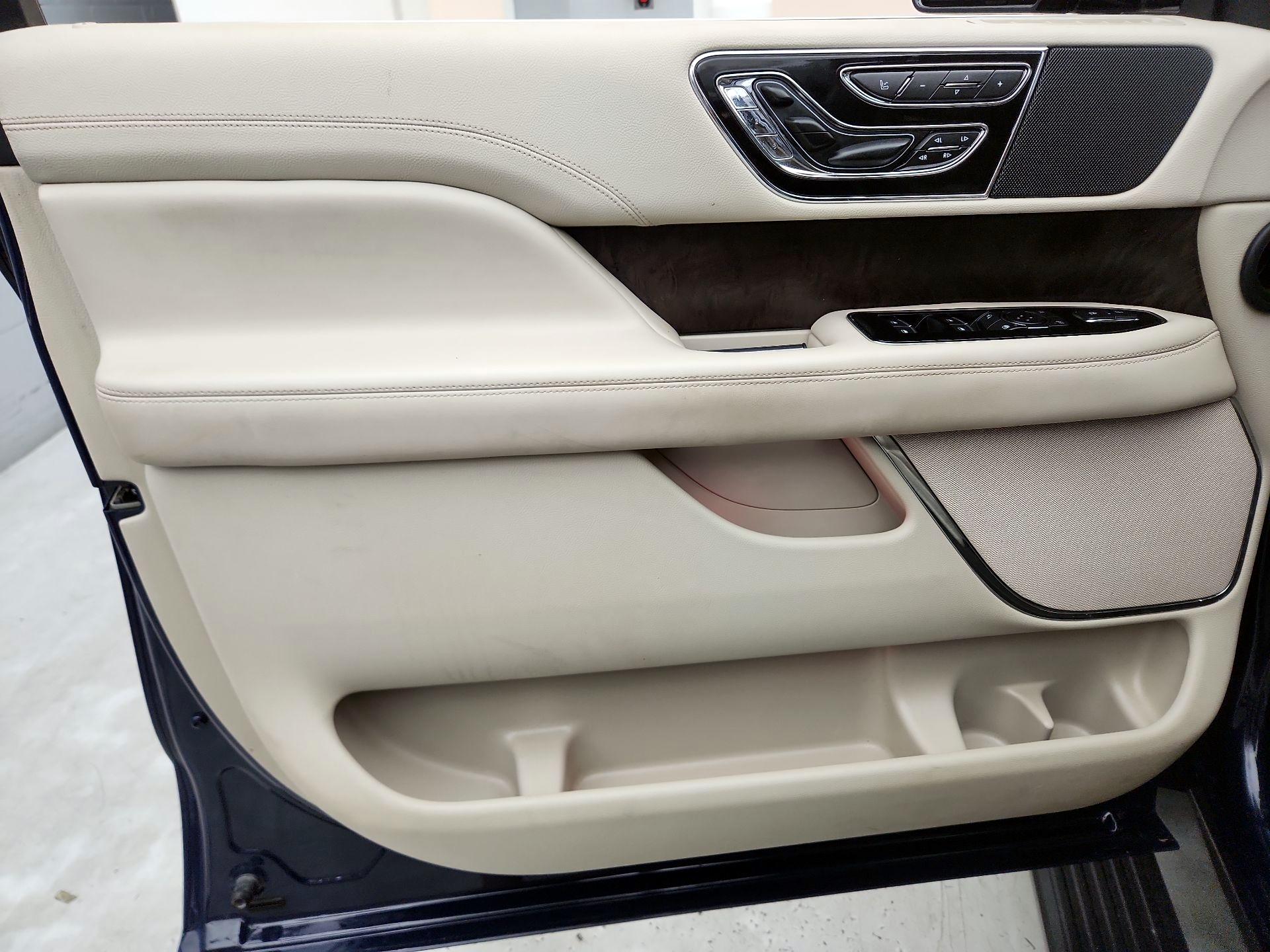 Thumbnail: 2019 Lincoln Navigator - 12