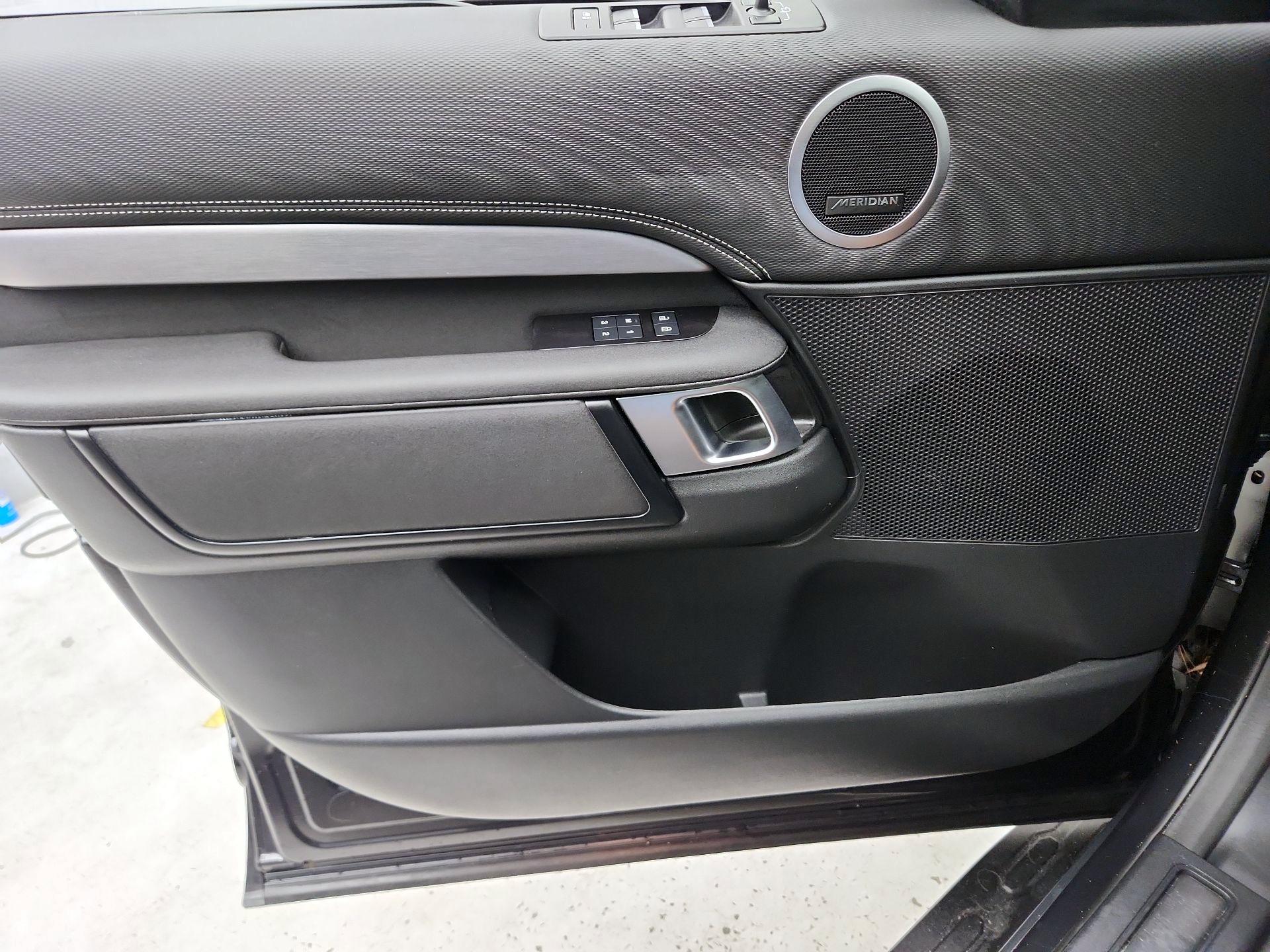 Thumbnail: 2024 Land Rover Discovery - 12