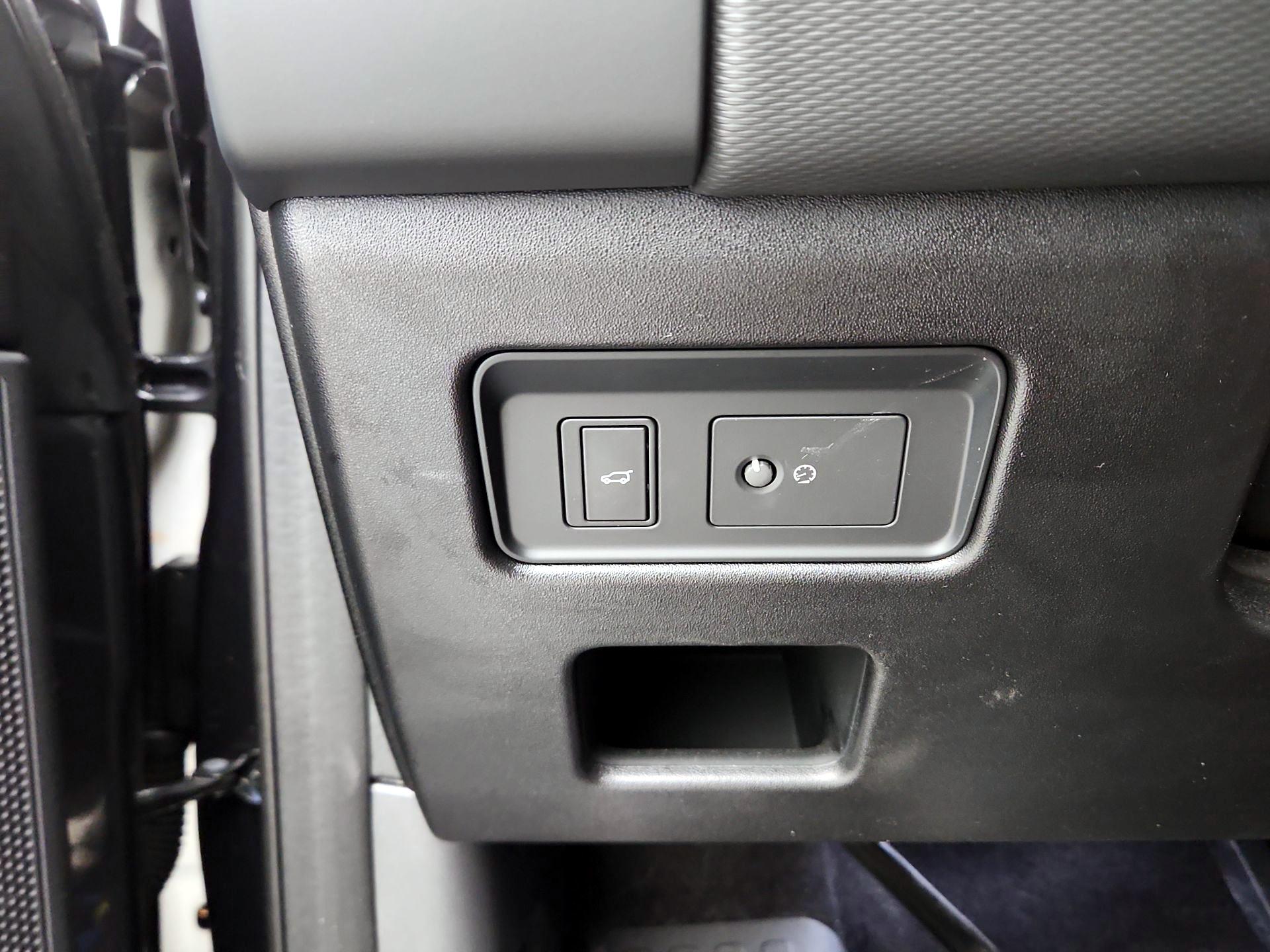 Thumbnail: 2024 Land Rover Discovery - 13