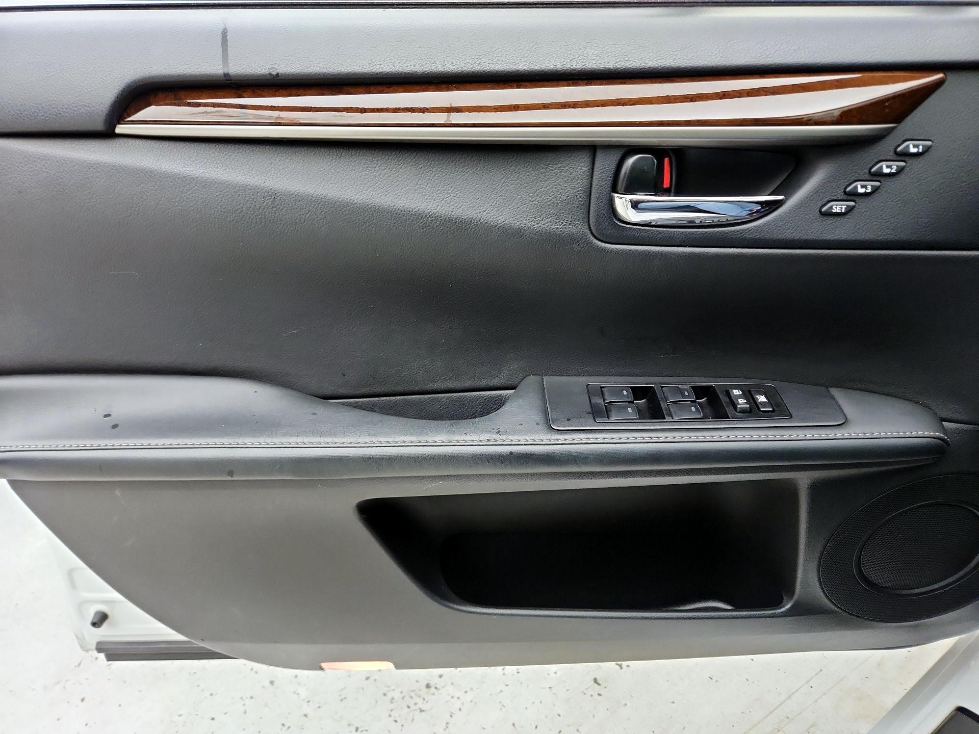 Thumbnail: 2015 Lexus ES - 12