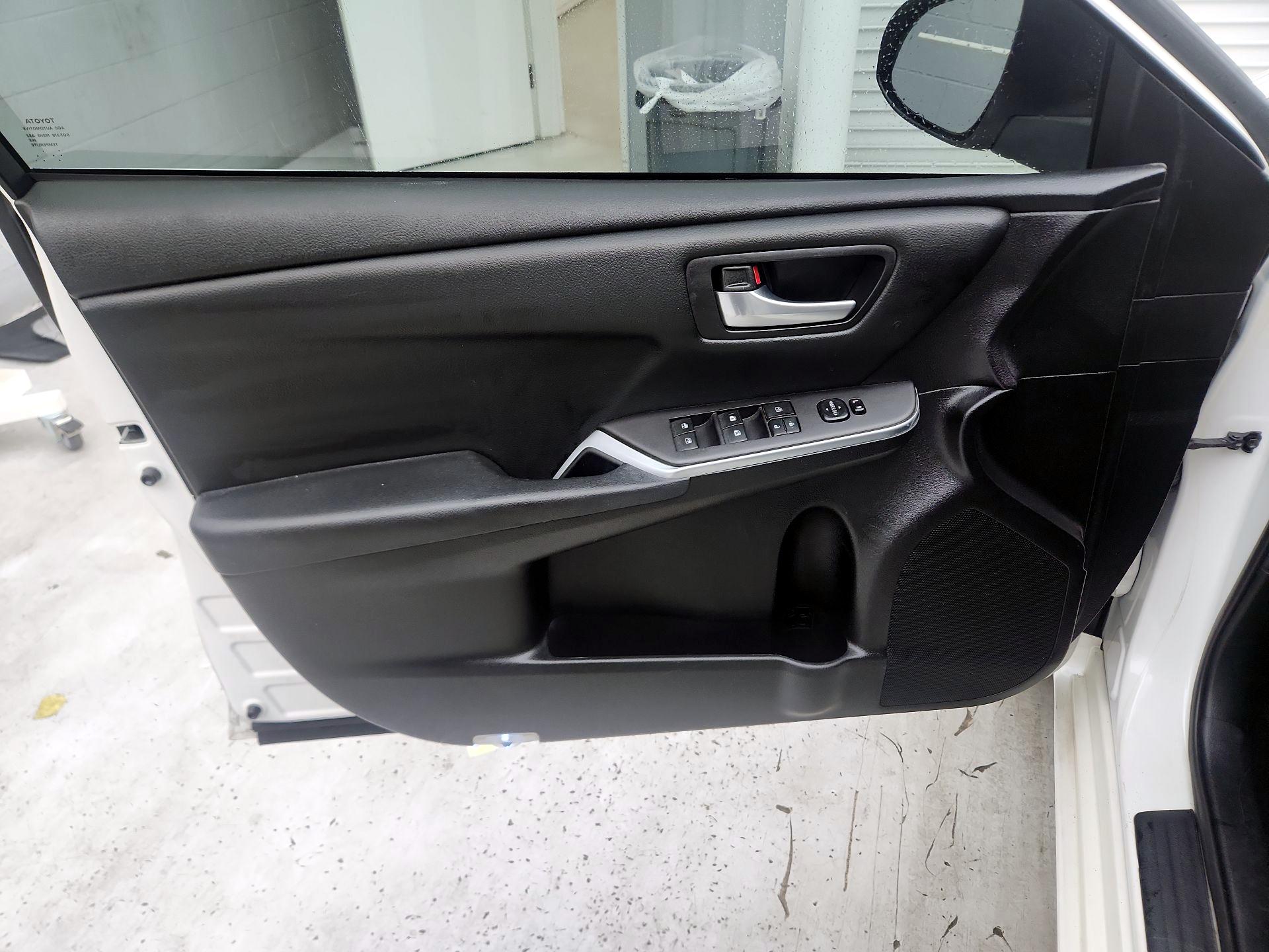 Thumbnail: 2016 Toyota Camry - 12