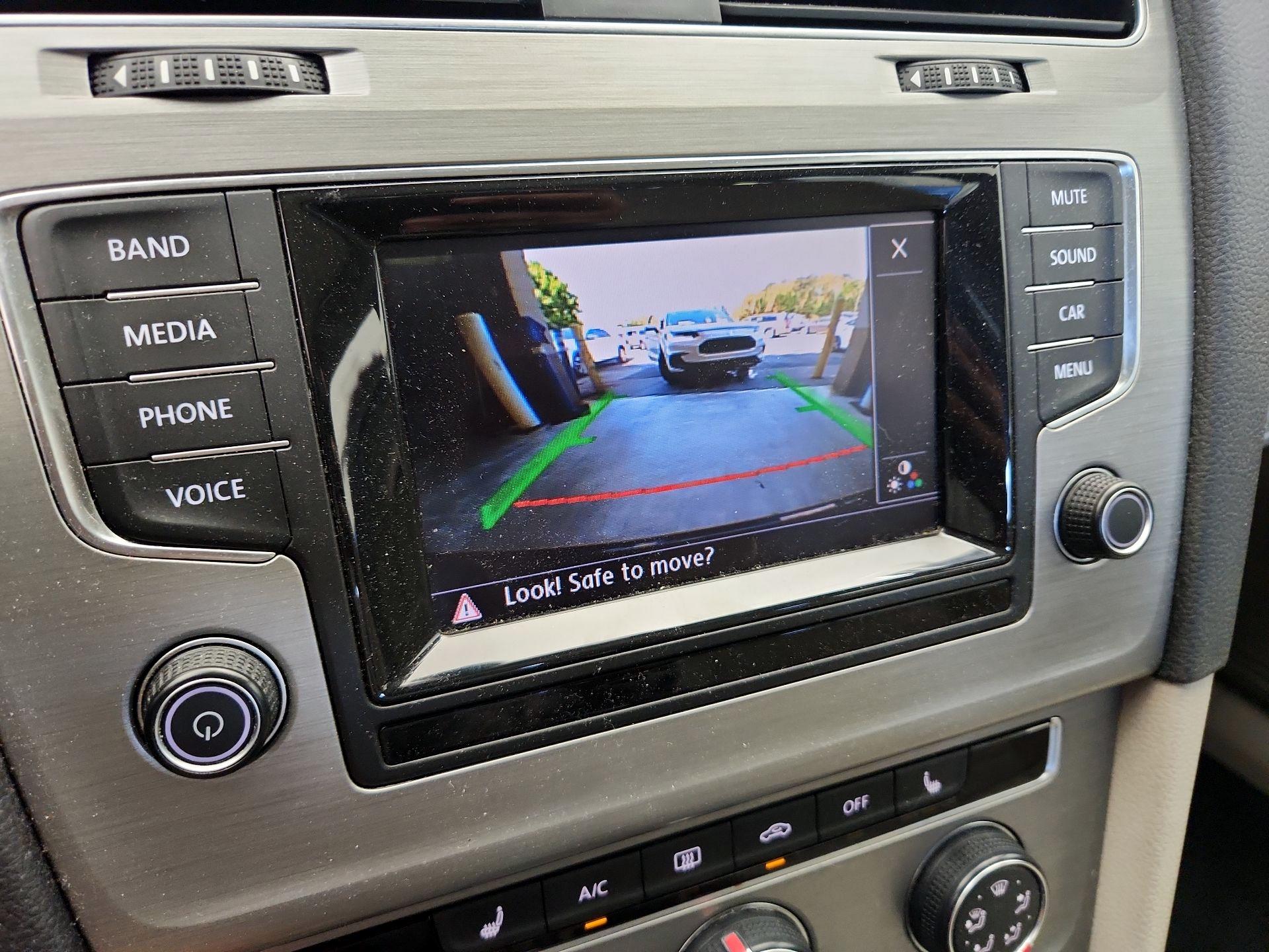 Thumbnail: 2015 Volkswagen Golf - 14