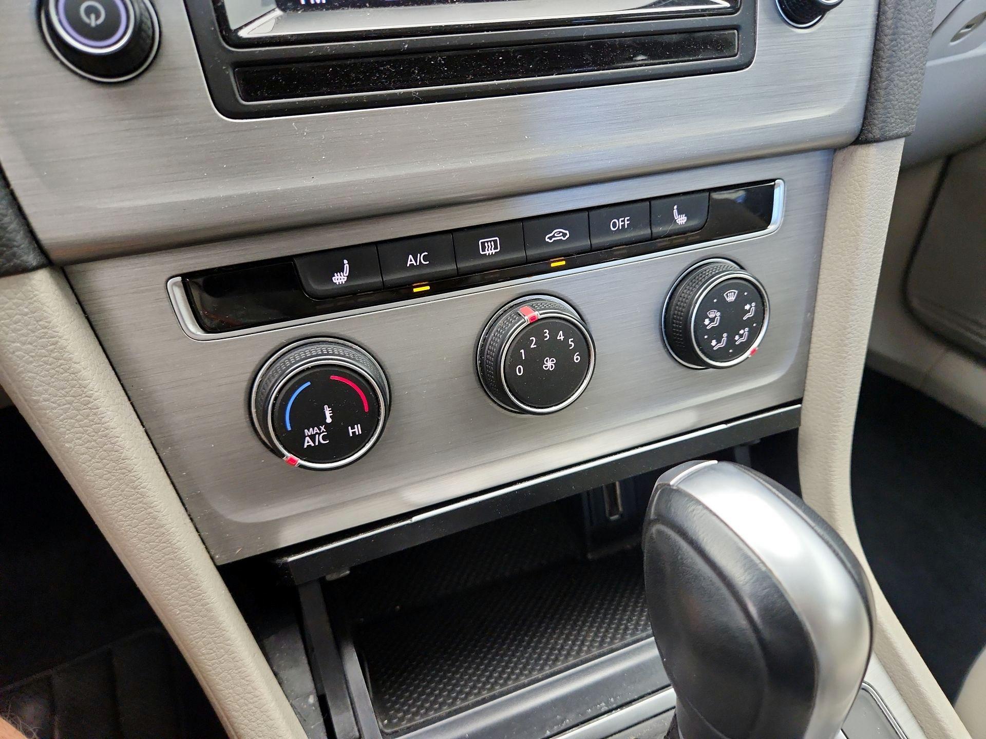 Thumbnail: 2015 Volkswagen Golf - 16