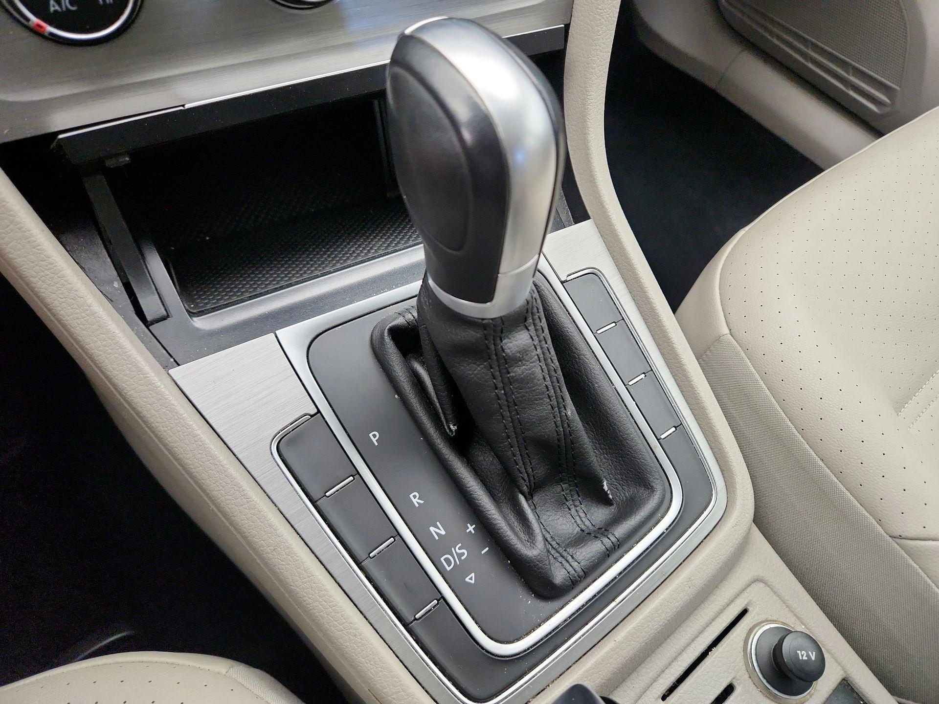 Thumbnail: 2015 Volkswagen Golf - 17